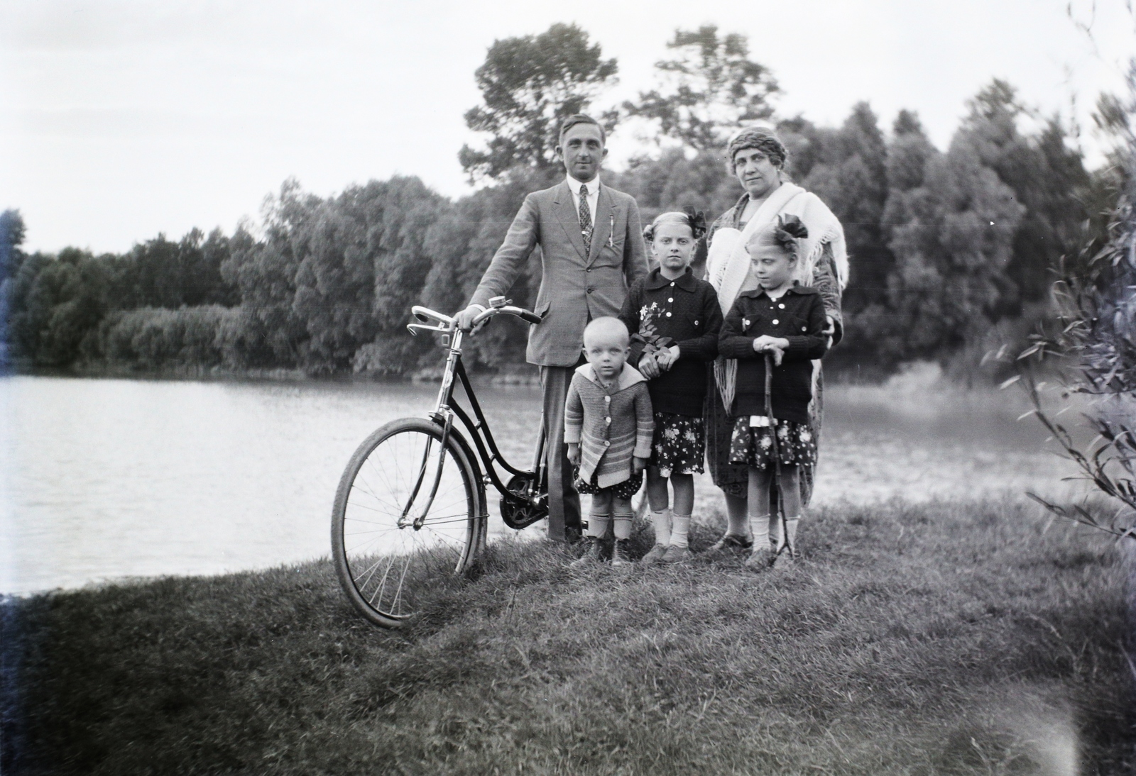 1930, Visnyovszky Éva, bicycle, family, tableau, shore, twins, Fortepan #116242