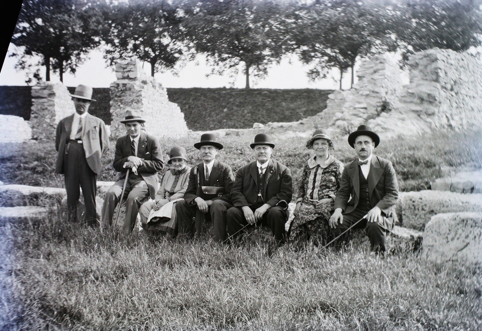 Hungary, Aquincum, Budapest III., polgárvárosi amfiteátrum., 1930, Visnyovszky Éva, hat, tableau, umbrella, ruins, briefcase, bowler hat, companionship, Budapest, sitting with hands on knees, Fortepan #116254