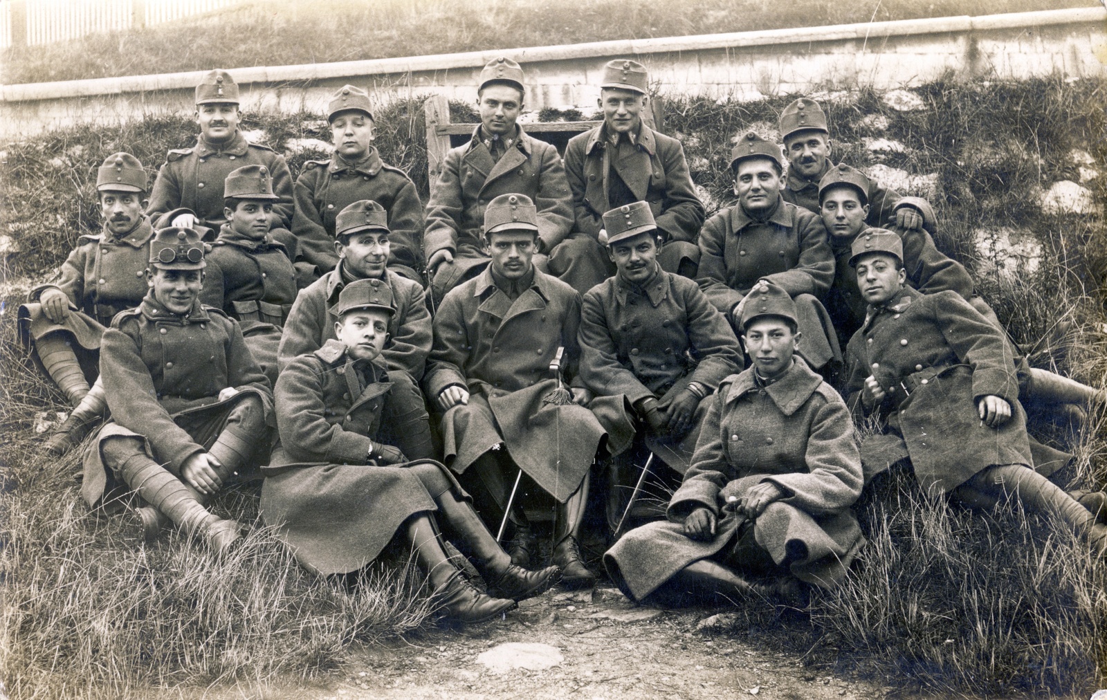 1915, Visnyovszky Éva, First World War, sitting on the ground, tableau, Fortepan #116267