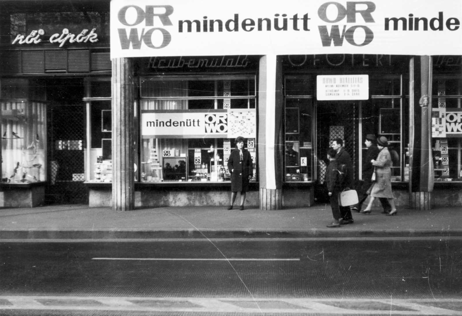 Hungary, Budapest V., József Attila utca 22., 1968, Pákh Jenő, Show window, neon sign, Budapest, Fortepan #116304