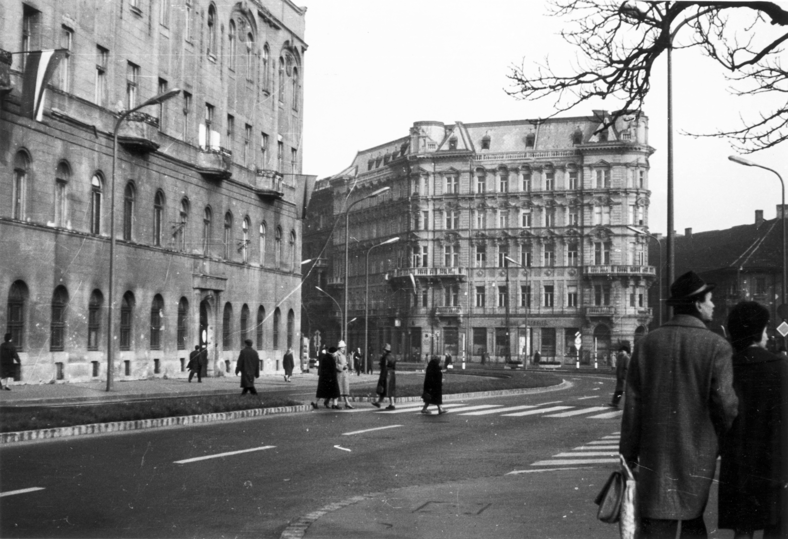 Magyarország, Budapest V., József Attila utca a Bajcsy-Zsilinszky út felé nézve., 1968, Pákh Jenő, zászló, utcakép, életkép, neon lámpa, Budapest, gyalogátkelő, Fortepan #116306