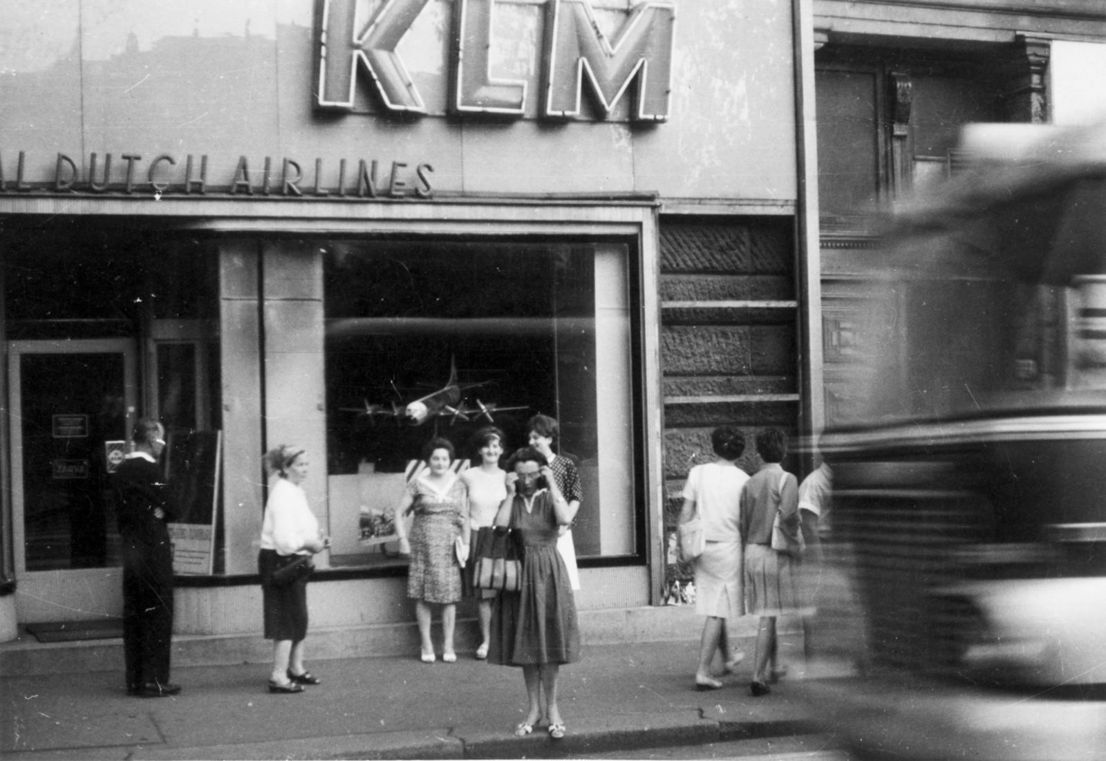 Hungary, Budapest V., Vörösmarty tér 2., KLM Holland Királyi Légitársaság budapesti irodája., 1968, Pákh Jenő, Show window, neon sign, Budapest, Fortepan #116307