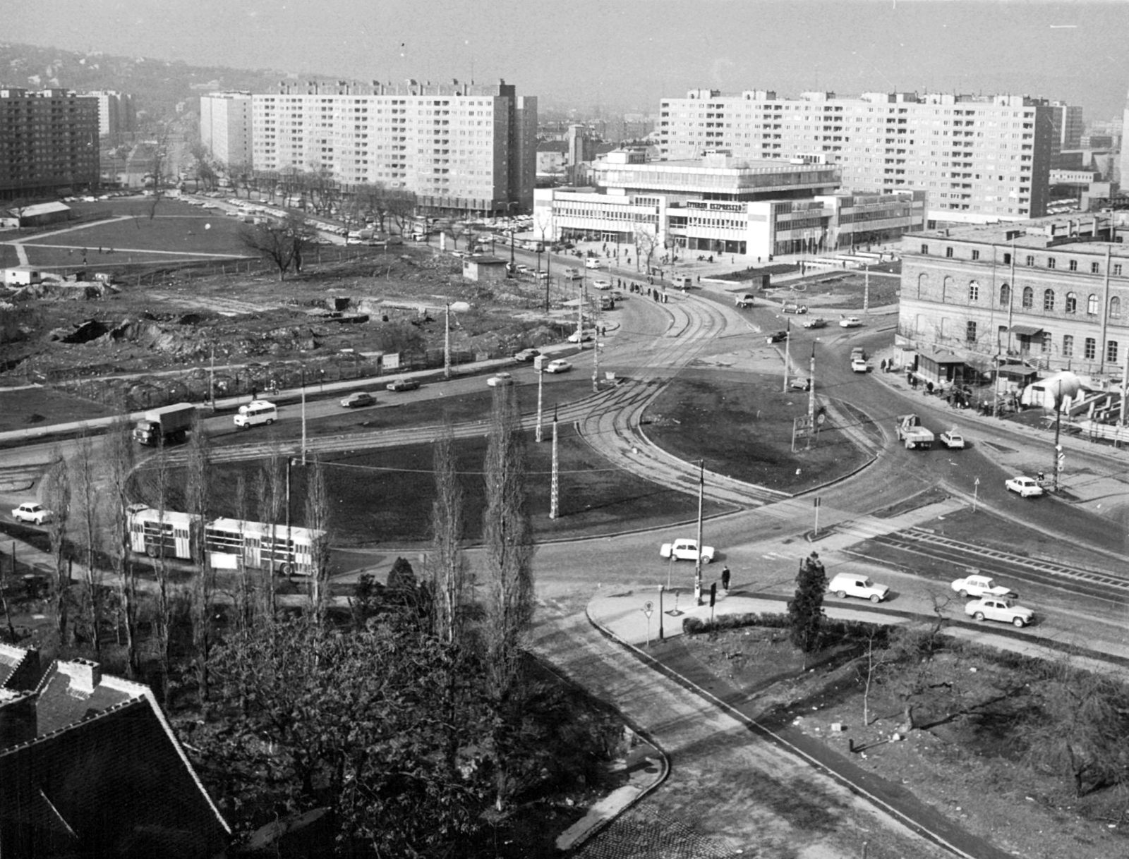 Hungary, Óbuda, Budapest III., Flórián tér, szemben a Flórián üzletközpont., 1981, Pap Zsigmond György, intersection, concrete block of flats, Ikarus-brand, rails, roundabout, Budapest, department store, bus, Fortepan #116311