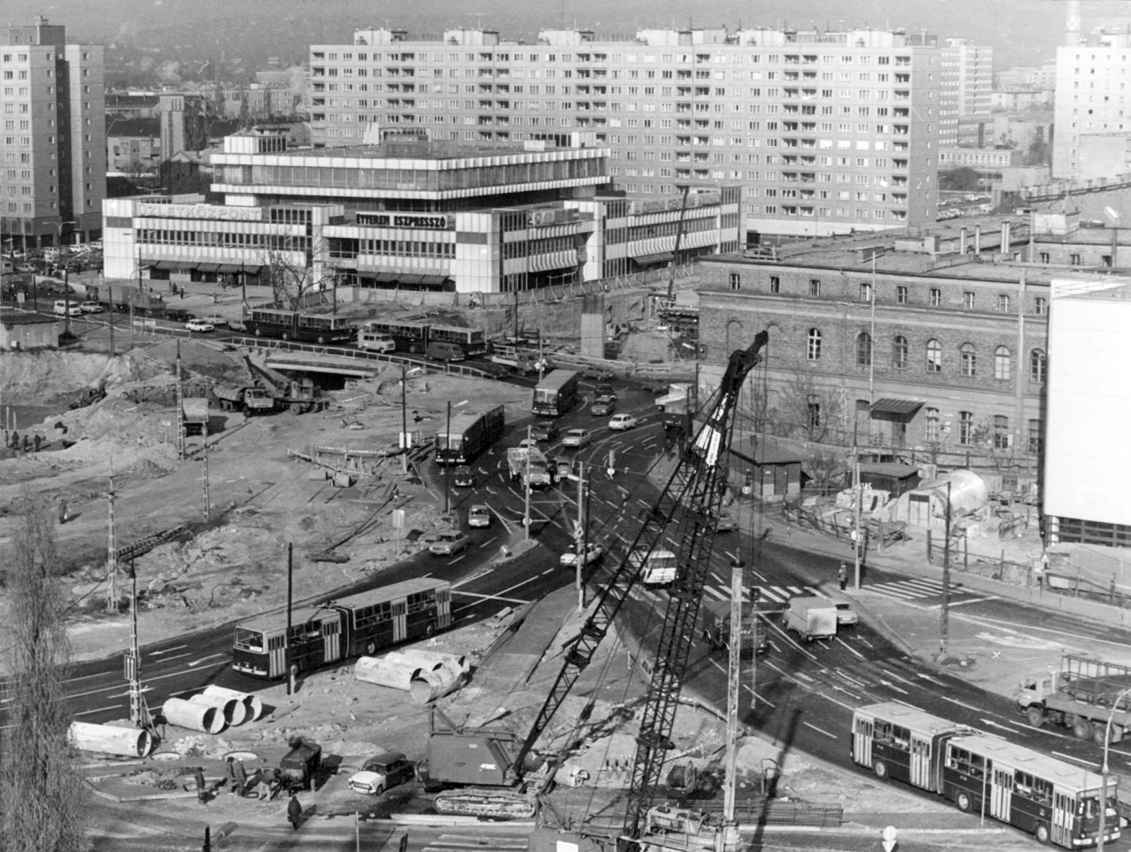 Hungary, Óbuda, Budapest III., Flórián tér, szemben a Flórián üzletközpont., 1981, Pap Zsigmond György, bus, Hungarian brand, construction, blocks, concrete block of flats, crane, Ikarus-brand, Budapest, department store, Fortepan #116312