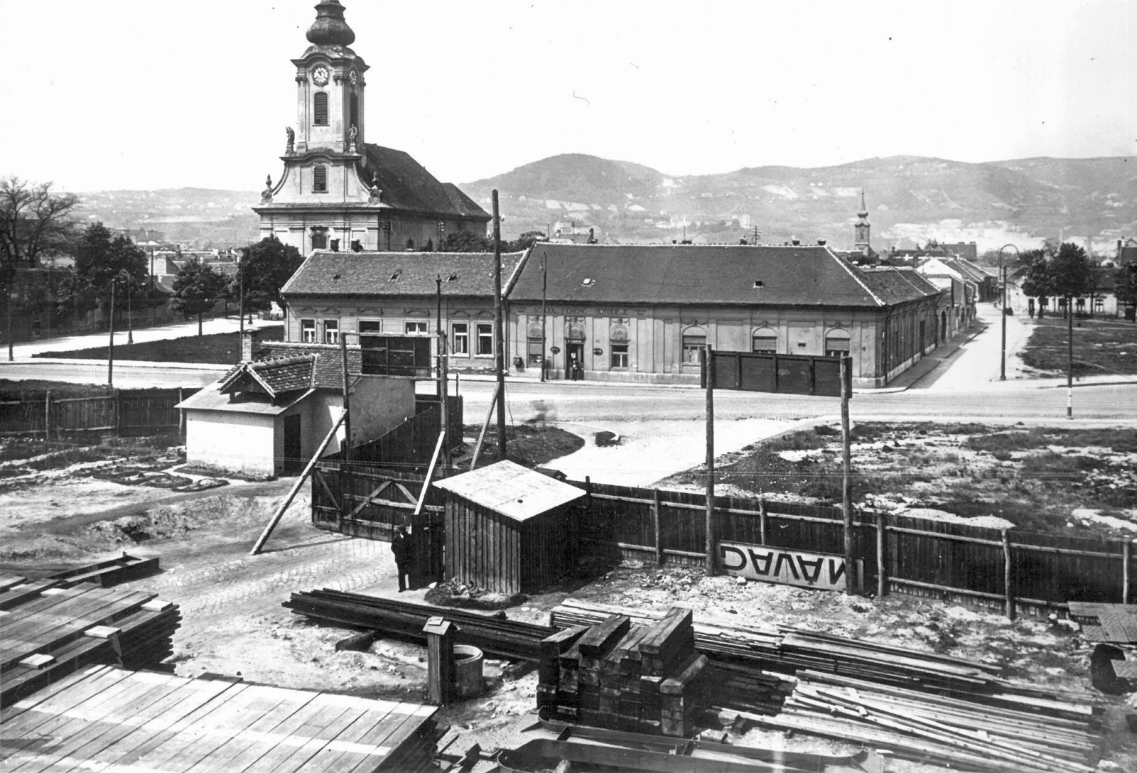 Hungary, Óbuda, Budapest III., előtérben a Lajos utca, jobb oldalt szemben a Serfőző utca. Balra a Szent Péter és Pál-templom., 1940, Pap Zsigmond György, Budapest, Fortepan #116314