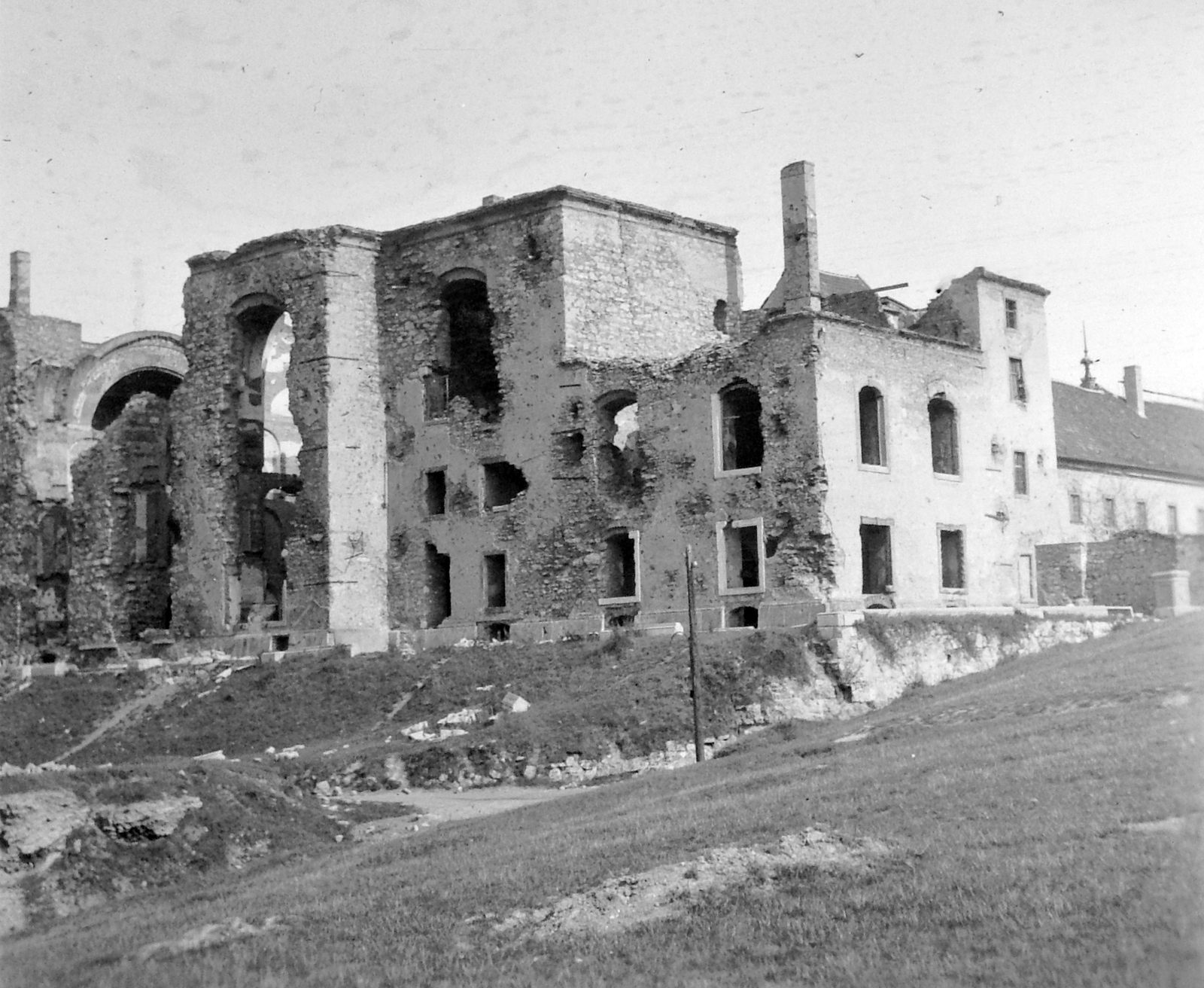 Magyarország, Óbuda, Budapest III., Kiscelli utca, a romos Kiscelli Múzeum, az egykori Schmidt kastély., 1955, Gyöngyi, rom, Budapest, Fortepan #11632