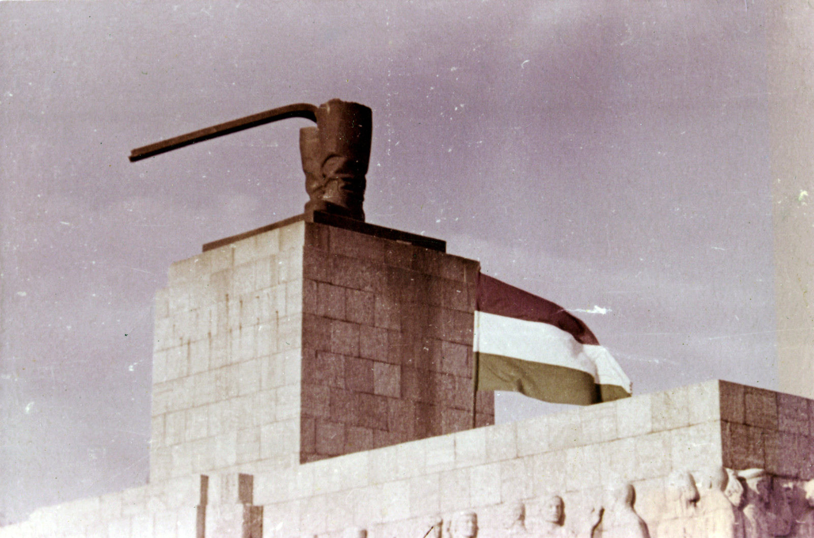 Hungary, Budapest XIV., Ötvenhatosok tere (Sztálin tér), a Sztálin szobor maradványa., 1956, Rátonyi Gábor Tamás, colorful, flag, revolution, sculpture, pedestal, Joseph Stalin portrayal, Csizma square, Budapest, damaged artefact, Fortepan #116405