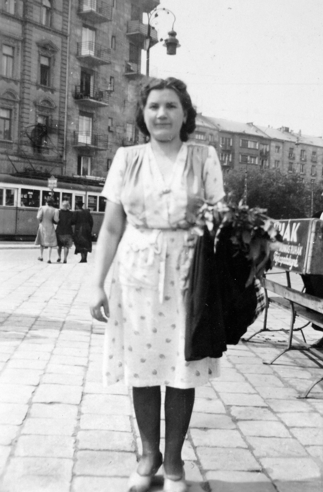 Hungary, Budapest XII., Alkotás utca, a felvétel a Déli pályaudvar előtt készült. Távolban a Magyar Jakobinusok tere (Endresz György tér)., 1943, Fortepan, street furniture, woman, Budapest, Fortepan #11644