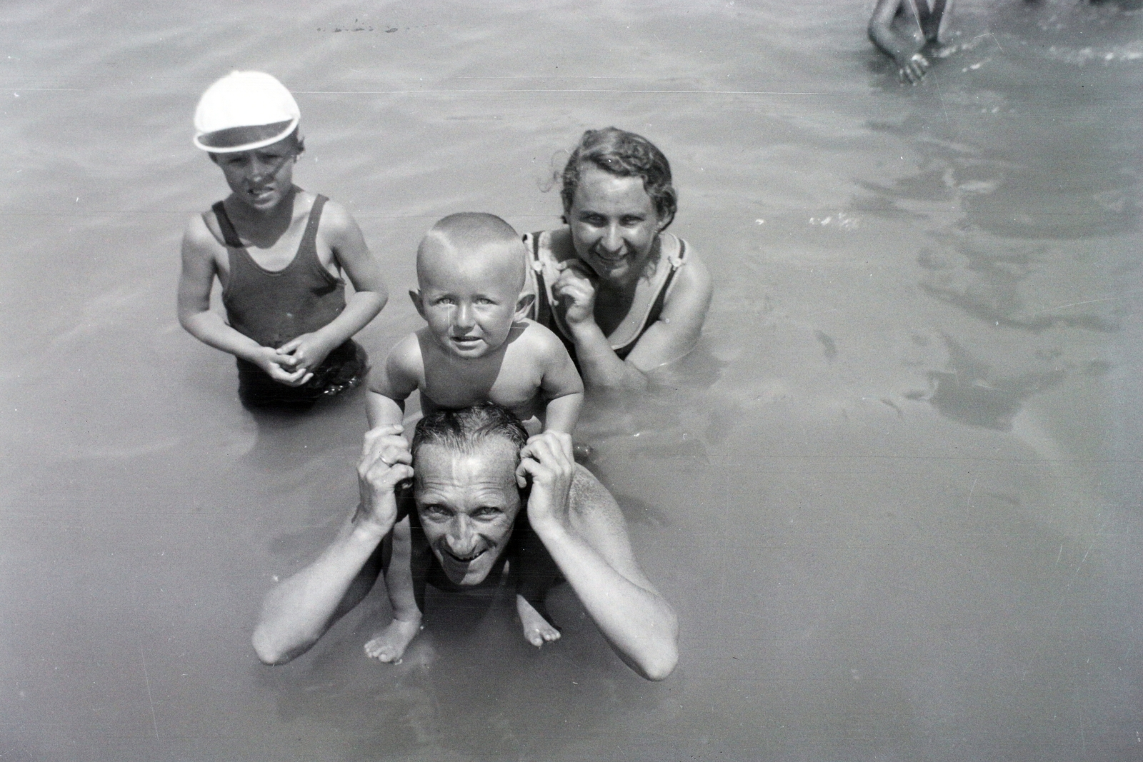 Hungary, Balatonalmádi, Strand., 1934, Fortepan/Album009, kid, sitting on the shoulders, Fortepan #116445