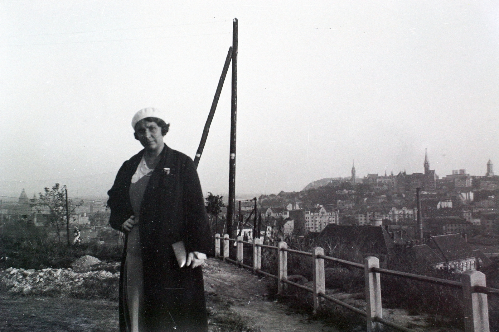 Hungary, Budapest II., Bibó István (ekkor névtelen) tér. A háttérben balra a Bazilika kupolája, jobbról a Mária Magdolna-templom, a Levéltár és a Mátyás-templom tornya látszik., 1934, Fortepan/Album009, portrait, railing, picture, lady, Budapest, Fortepan #116466