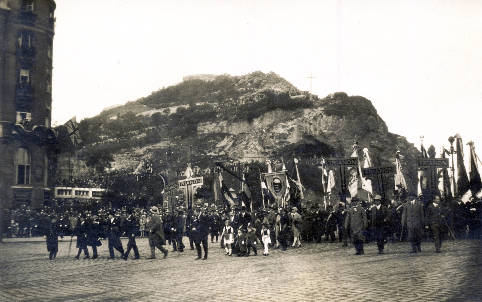 Hungary, Budapest XI., Szent Gellért tér, Trianon elleni tüntetés. Háttérben a Gellért-hegy oldalában a Sziklatemplom., 1929, Fortepan/Album009, Budapest, protest, Fortepan #116476