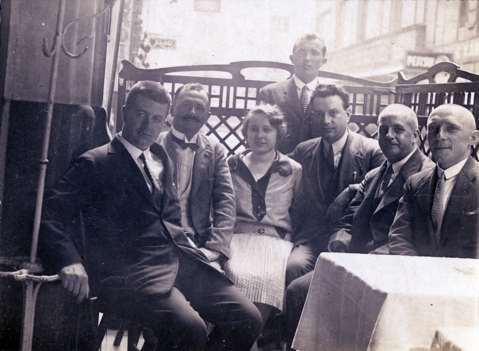 Magyarország, Budapest V., Városház utca, a Vármegye utca saroktól a Kossuth Lajos utca felé nézve. A felvétel az ekkor éppen (valószínűen) „Zenélő óra” -nak nevezett vendéglő (Városház utca 3-5.) teraszán készült. Jobbról a harmadik Richter Géza kántor, a Belvárosi Ferences templom orgonistája., 1926, Fortepan/Album009, Budapest, csoportkép, zenész, Fortepan #116479