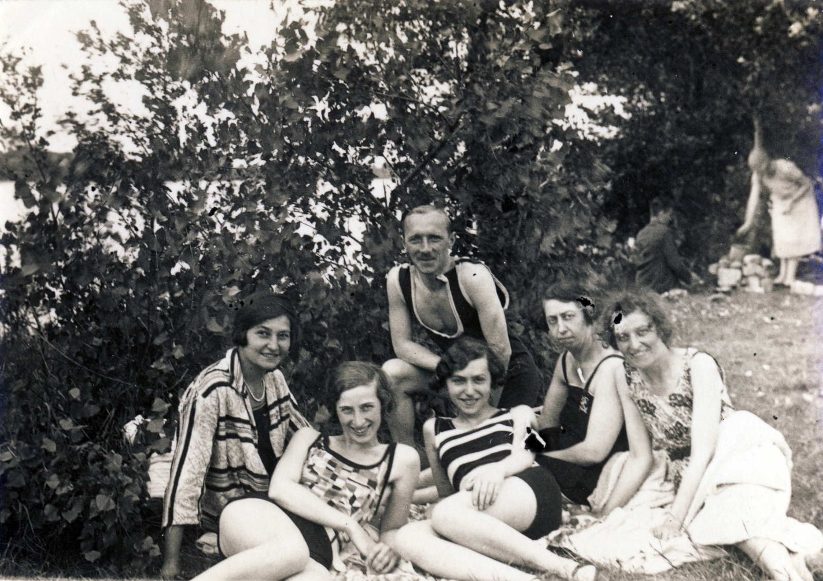 1930, Fortepan/Album009, fürdőruha, csoportkép, vízpart, társaság, könyökölni, Fortepan #116502
