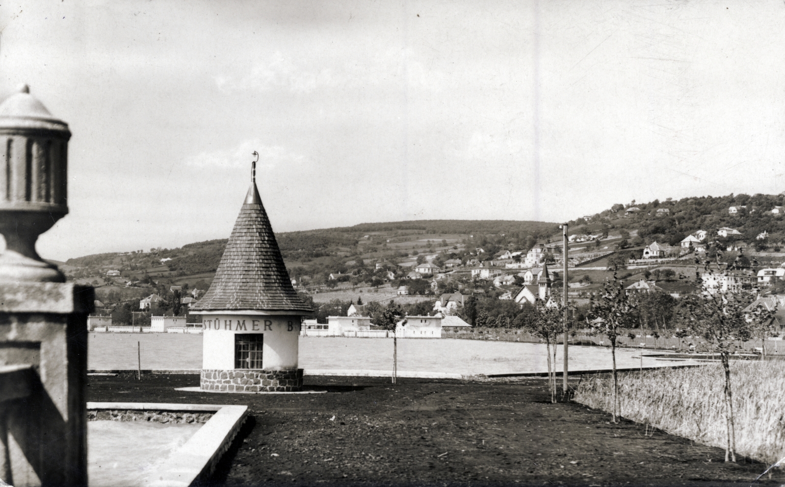 Hungary, Balatonalmádi, kikötő. Háttérben a Szent Imre-templom., 1930, Fortepan/Album009, beach, picture, holiday house, Frigyes Stühmer chocolate factory, István Medgyaszay-design, Fortepan #116508