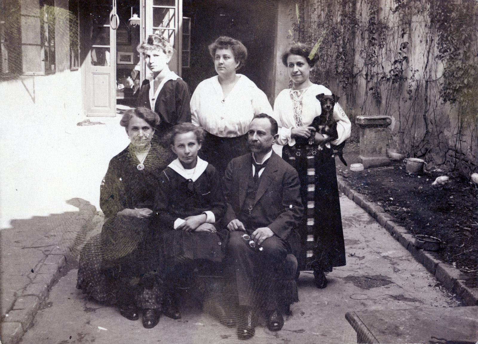 Hungary, Budapest VIII., Tavaszmező utca 9., Ries Péter kárpitosmester és családja., 1917, Fortepan/Album009, family, dog, hold in arms, Budapest, Fortepan #116509