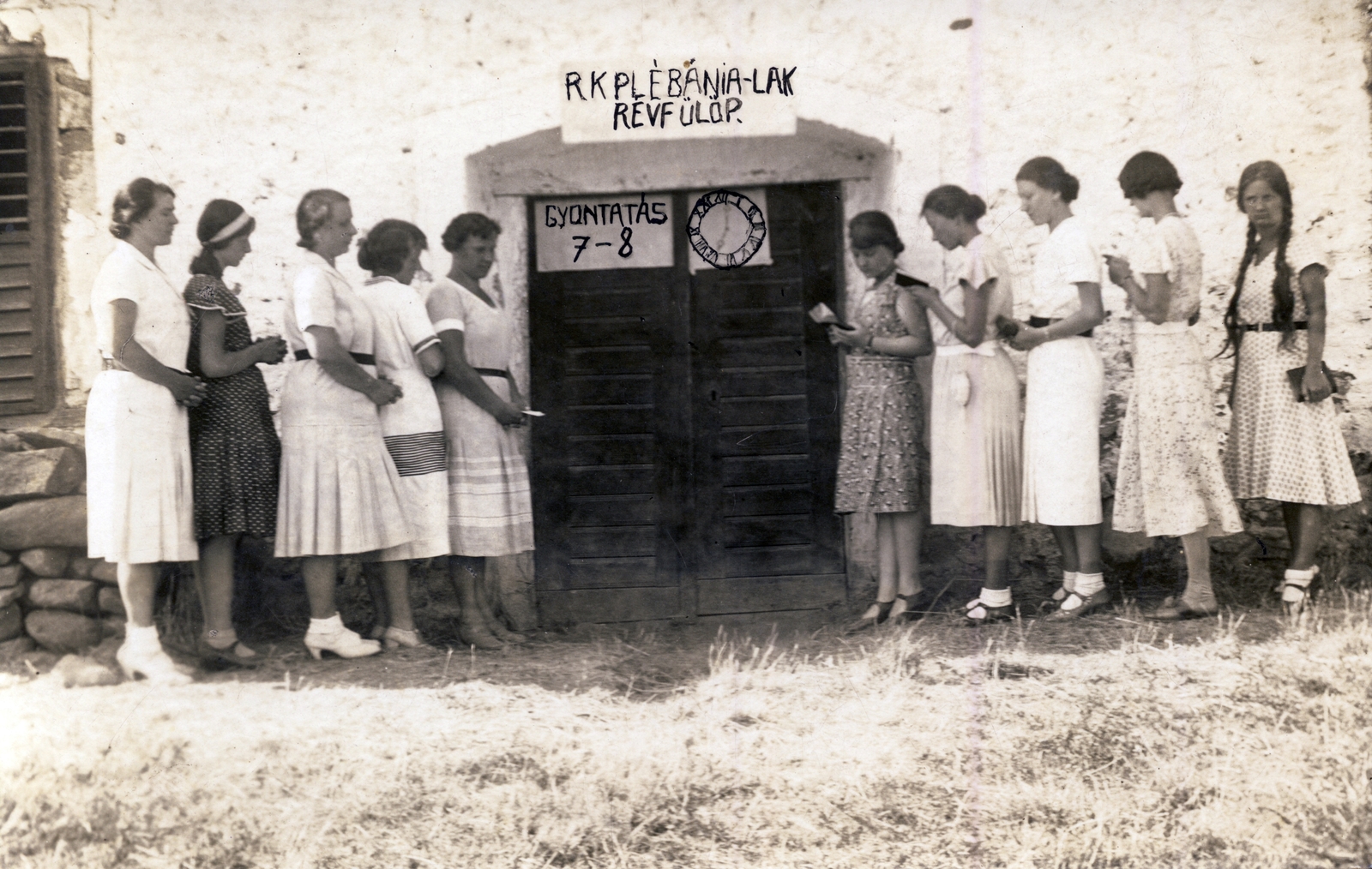 Hungary,Lake Balaton, Révfülöp, plébánia., 1932, Fortepan/Album009, girls, summer dresses, confession, waiting, prayer book, Fortepan #116510