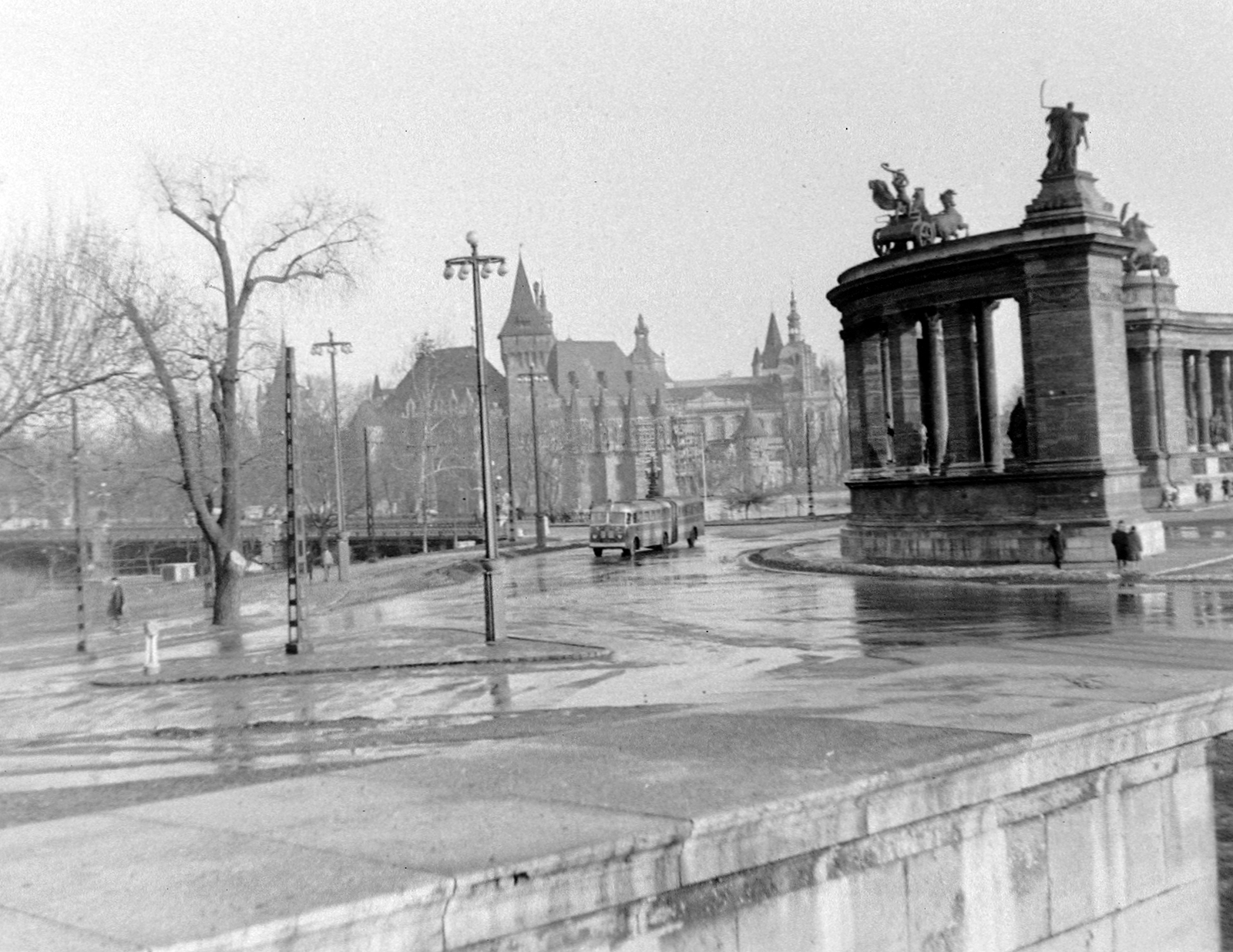 Hungary, Budapest XIV., Hősök tere, háttérben a Vajdahunyad vára., 1966, Fortepan, castle, bus, Ikarus-brand, Ignác Alpár-design, eclectic architecture, Budapest, Fortepan #11654
