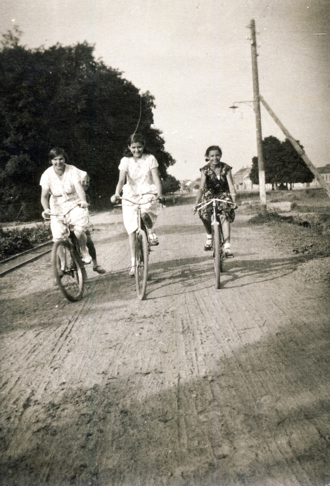 1937, Szabó Csaba, girls, dirt road, bicycle, Fortepan #116542
