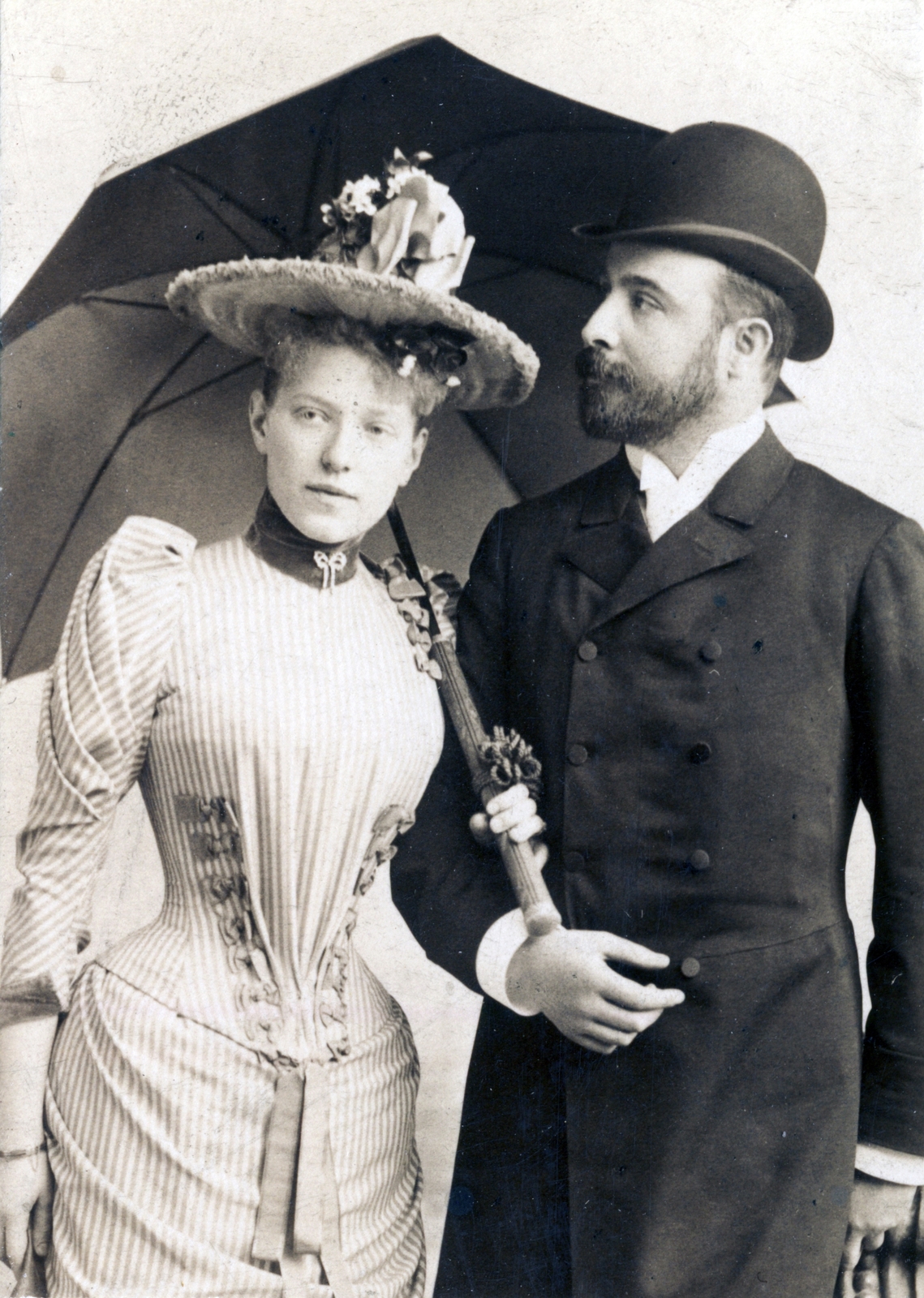 Magyarország, jobbra Halász Sándor jogi doktor, újságíró, közgazdász., 1900, Szűcs Nóra, divat, napernyő, keménykalap, emberpár, dupla soros kabát, házaspár, Fortepan #116565