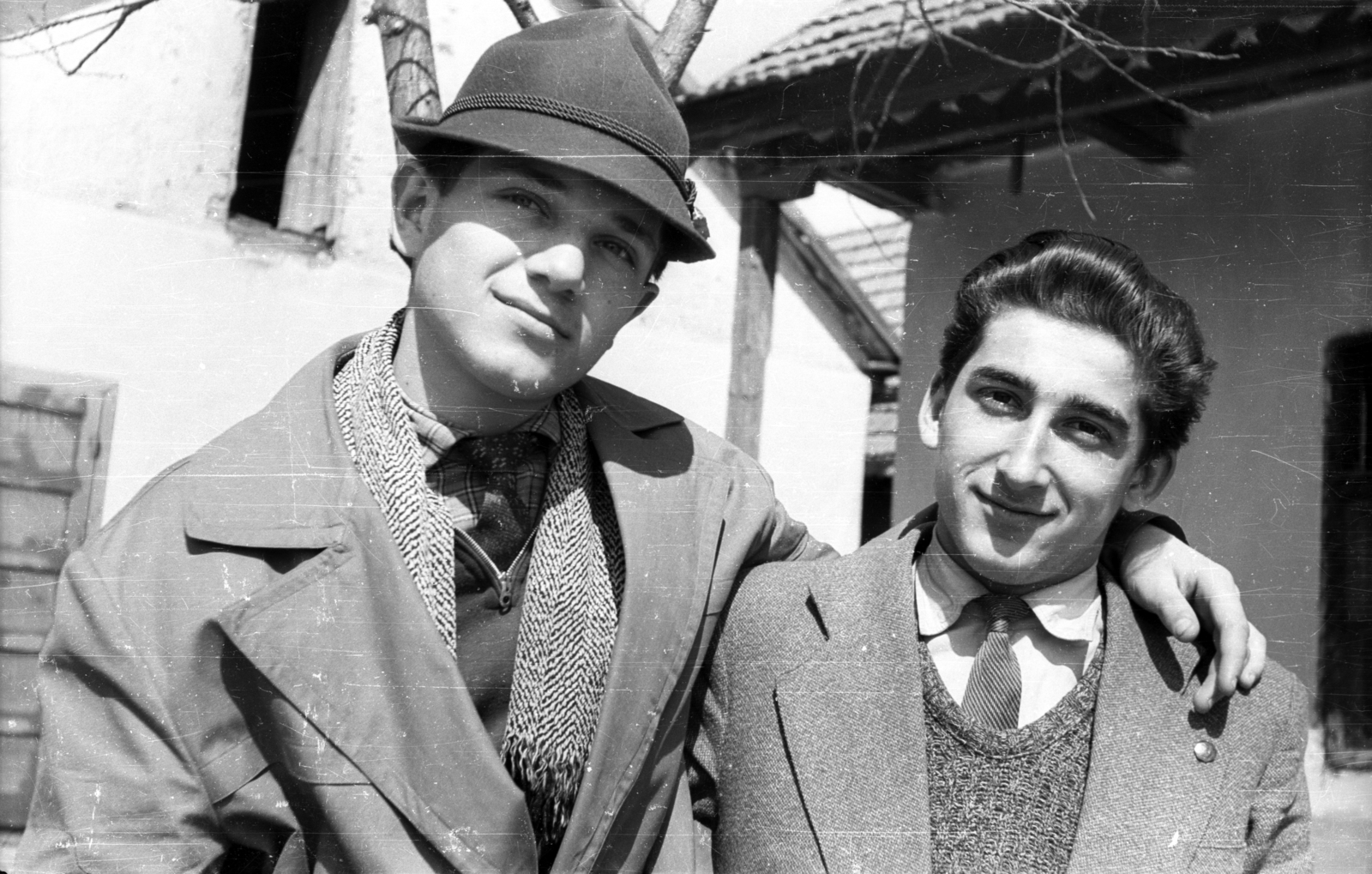 1958, Szűcs Nóra, arms around shoulders, Fortepan #116578