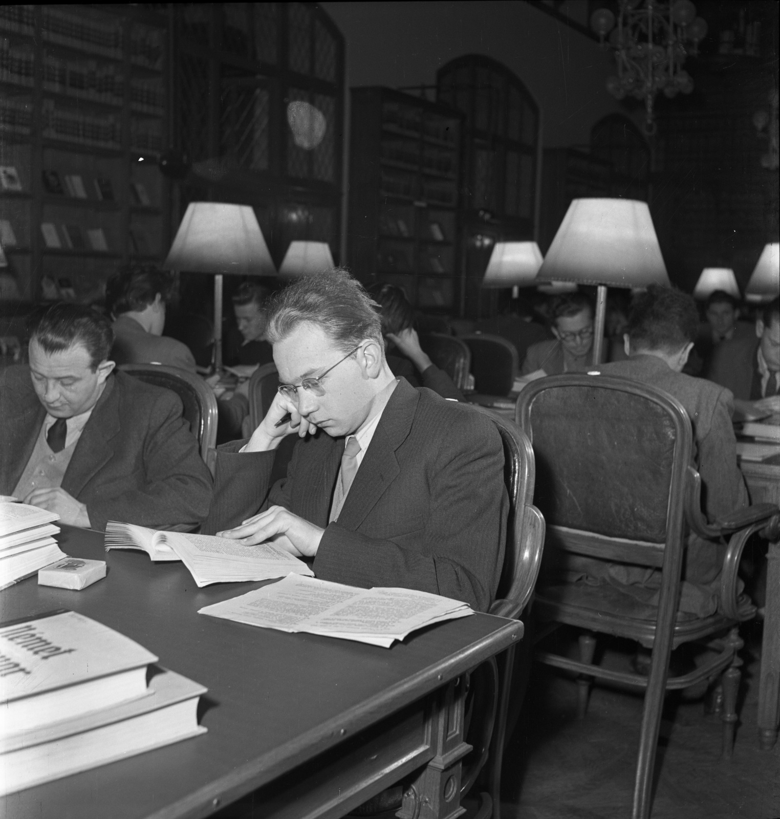 Magyarország, Budapest V., Parlament, Országgyűlési Könyvtár., 1954, Fortepan/Album010, Budapest, olvasás, olvasóterem, olvasólámpa, könyvtár, Fortepan #116586