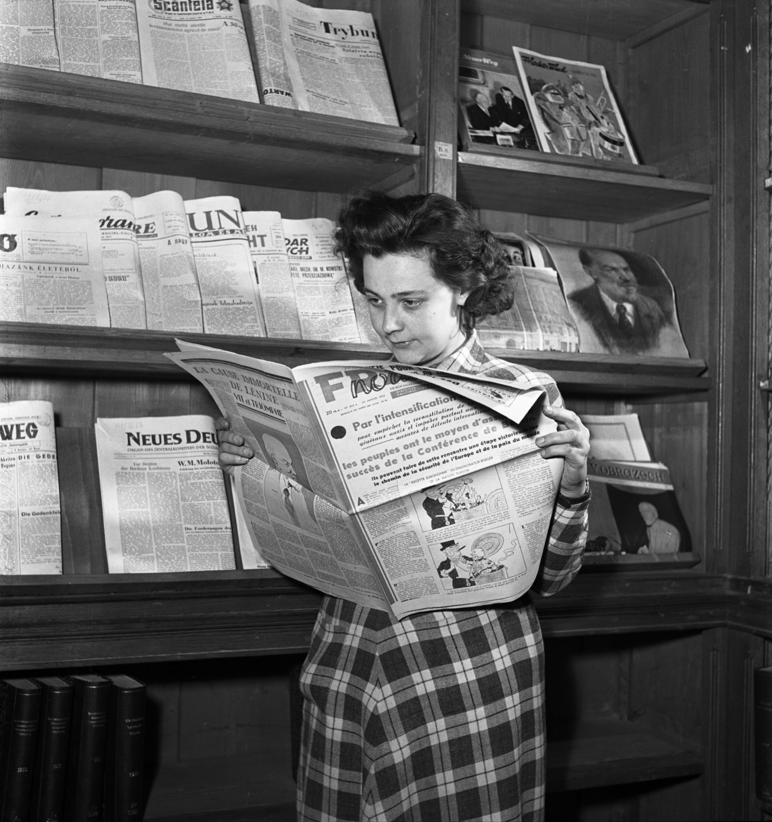 Magyarország, Budapest V., Országház, Országgyűlési Könyvtár., 1954, Fortepan/Album010, olvasás, Lenin-ábrázolás, újság, hölgy, Neues Deutschland, Budapest, Trybuna Ludu, kockás ruha, Fortepan #116588