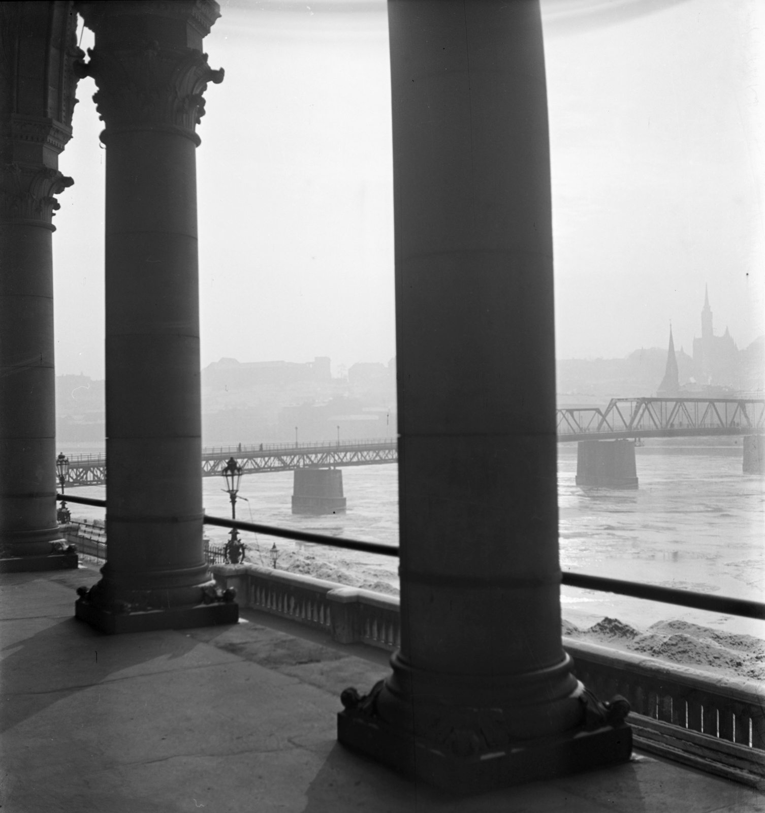 Magyarország, Budapest V.,Budapest I., a Kossuth híd és a budai Vár a Parlament árkádja alól nézve., 1954, Fortepan/Album010, Budapest, híd, rácsos tartó, ideiglenes híd, Fortepan #116592