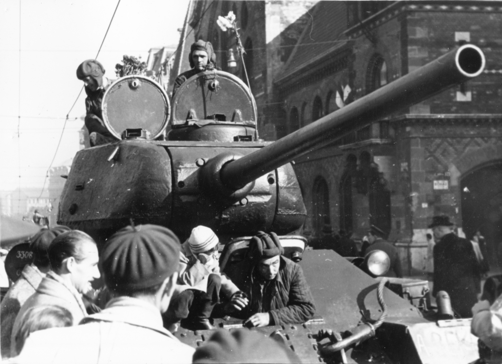 Hungary, Budapest IX., Fővám (Dimitrov) tér, a felvétel a Marx Károly Közgazdaságtudományi Egyetem (később Corvinus Egyetem) előtt készült. Jobbra a Központi Vásárcsarnok., 1956, Vojnich Pál, revolution, untitled, Budapest, flower, Soviet soldier, Fortepan #116601