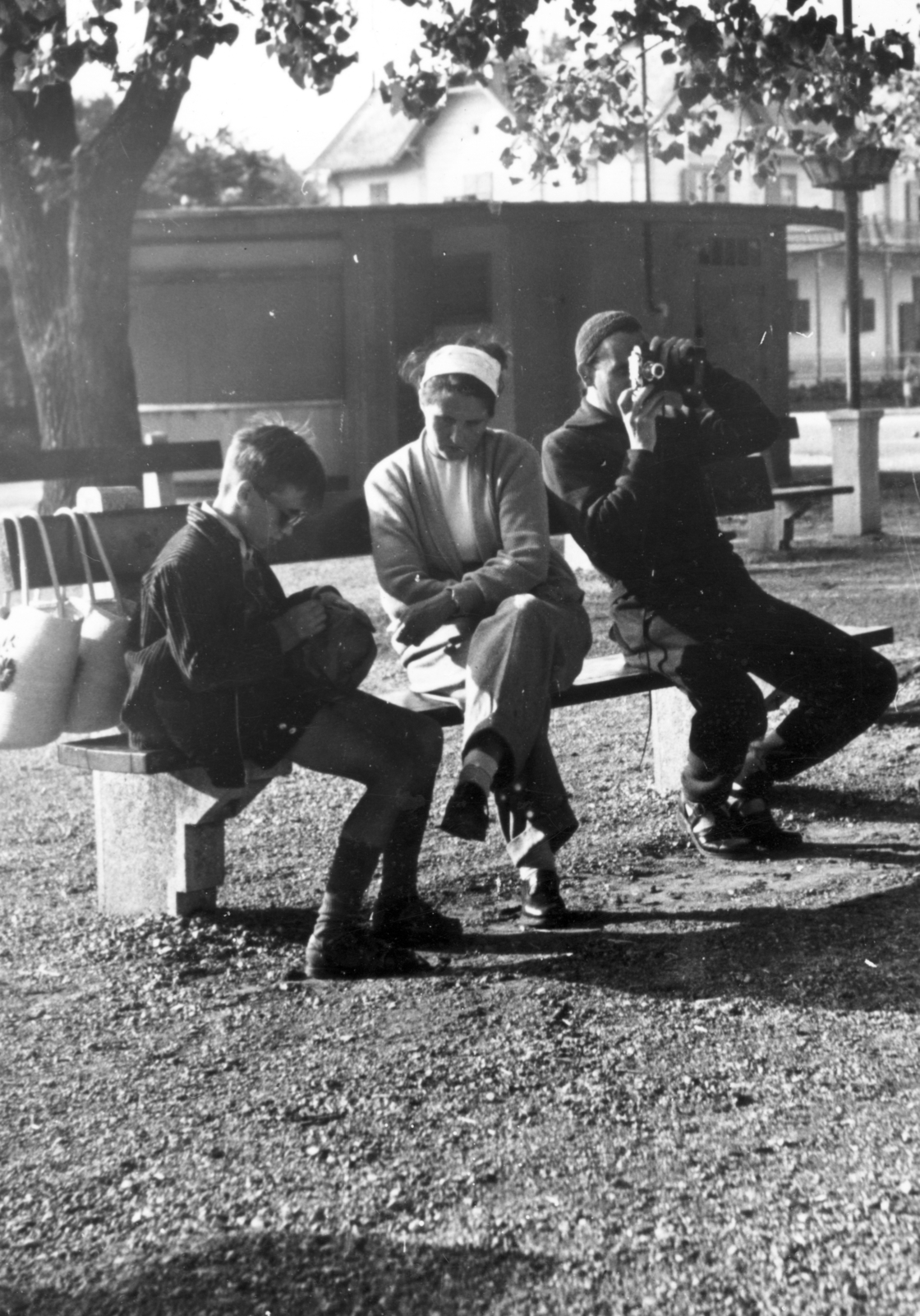 Hungary,Lake Balaton, Keszthely, park a kikötőnél, háttérben a Balaton szálloda., 1956, Vojnich Pál, bench, photography, leg over leg, mother, teenager, Fortepan #116617