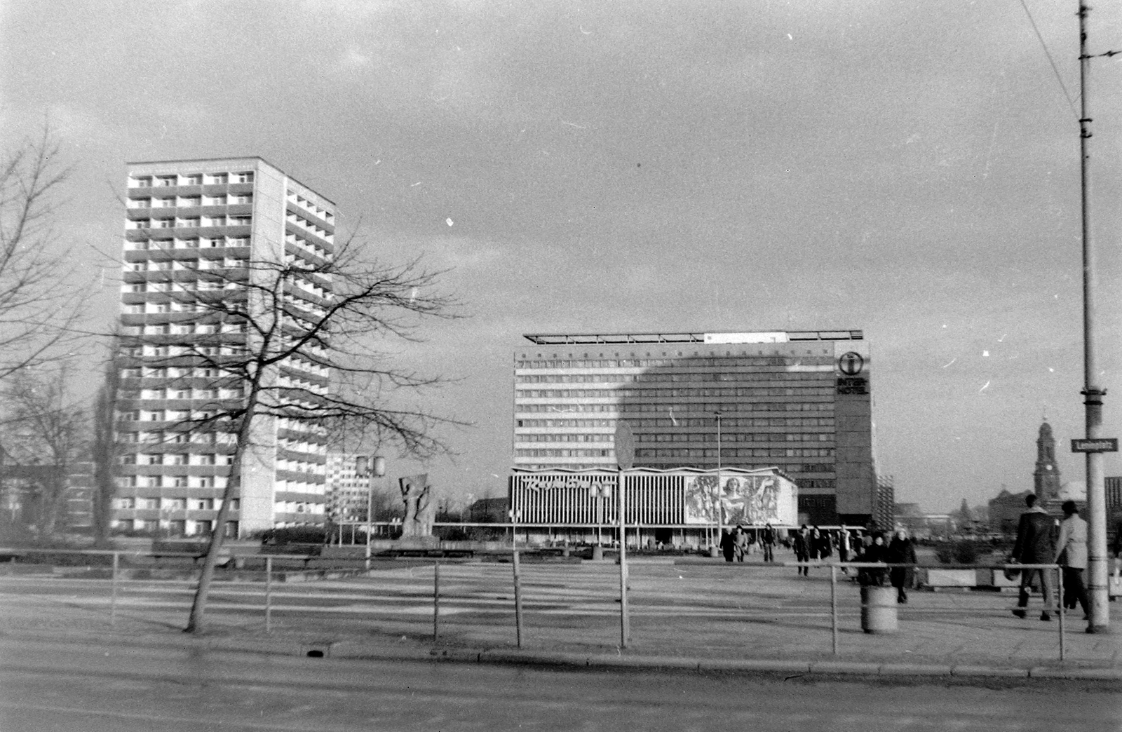 Germany, Dresden, Wiener Platz (ekkor névtelen, később Leninplatz), szemben a Prager Strasse mellett az Interhotel Bastei és étterme. Jobbra a Kreuzkirche tornya látható., 1974, Fortepan, GDR, Fortepan #11662