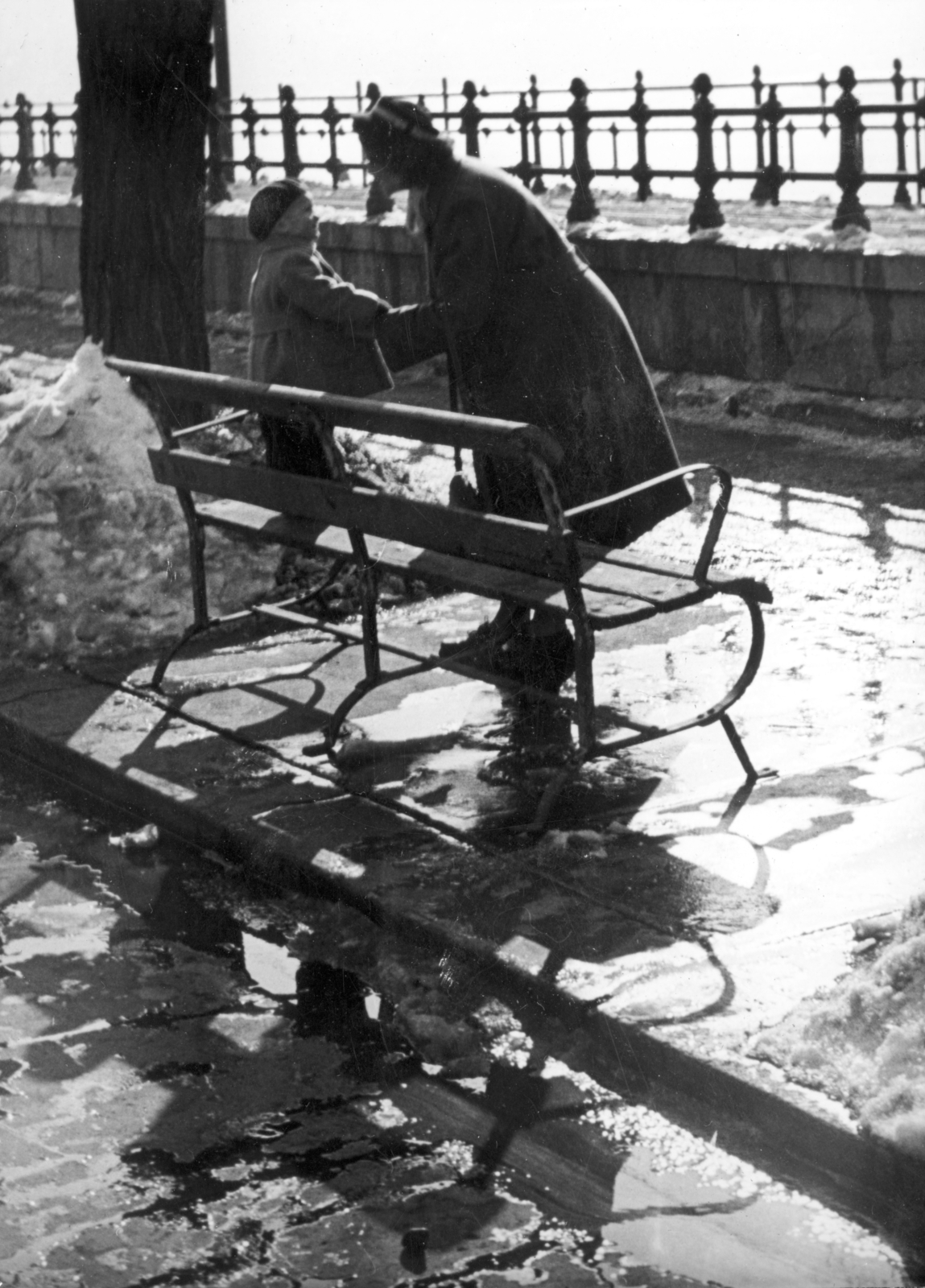 Hungary, Budapest V., Dunakorzó., 1956, Vojnich Pál, Budapest, bench, railing, kid, mother, puddle, reflection, Fortepan #116620