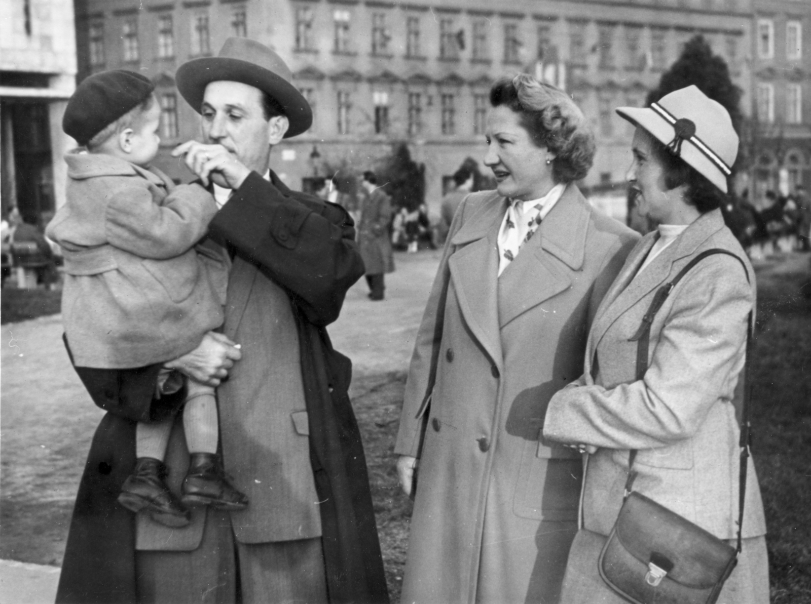 Hungary, Budapest V., Apáczai Csere János utca a Vigadó (Molotov) tér felől nézve, háttérben a Türr István utca torkolata., 1956, Vojnich Pál, hat, family, tableau, Budapest, hold in arms, Fortepan #116623