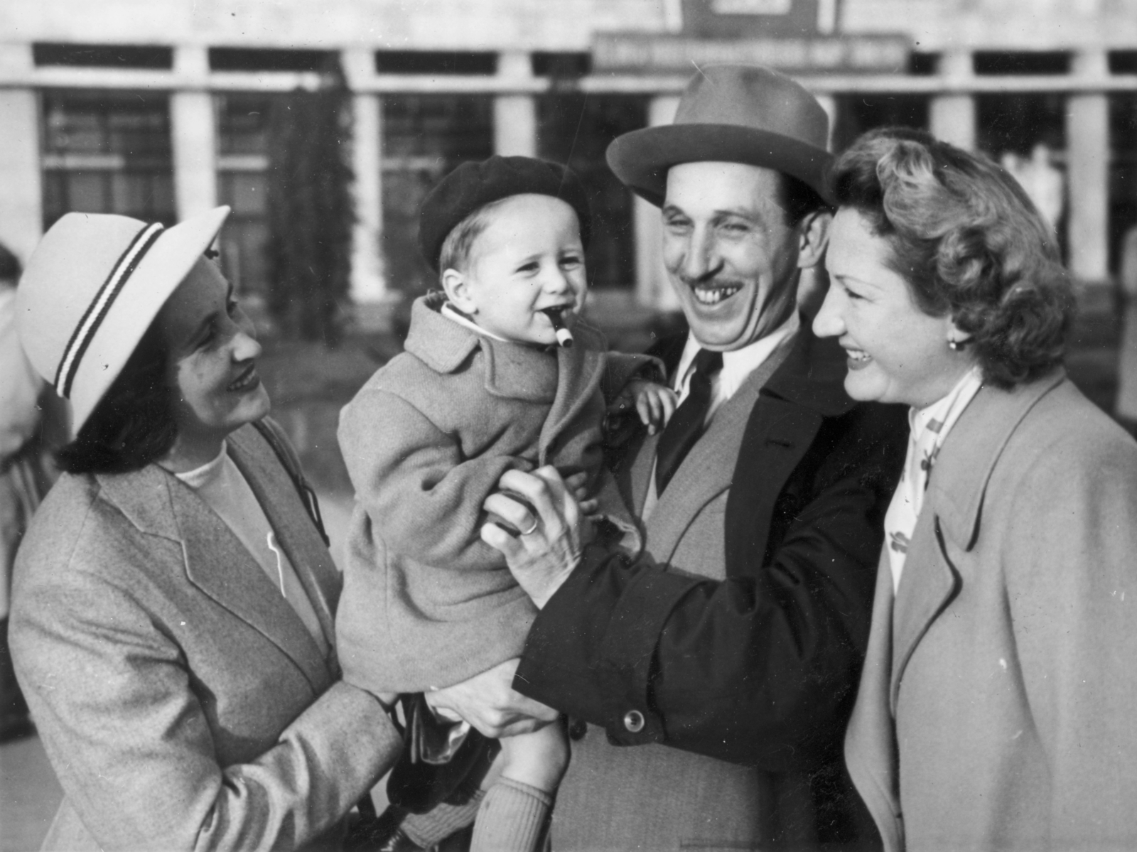Hungary, Budapest V., háttérben az Apáczai Csere János utca, az UVATERV székház a Vigadó (Molotov) tér felől nézve., 1956, Vojnich Pál, hat, family, tableau, cigarette holder, Budapest, hold in arms, Fortepan #116624