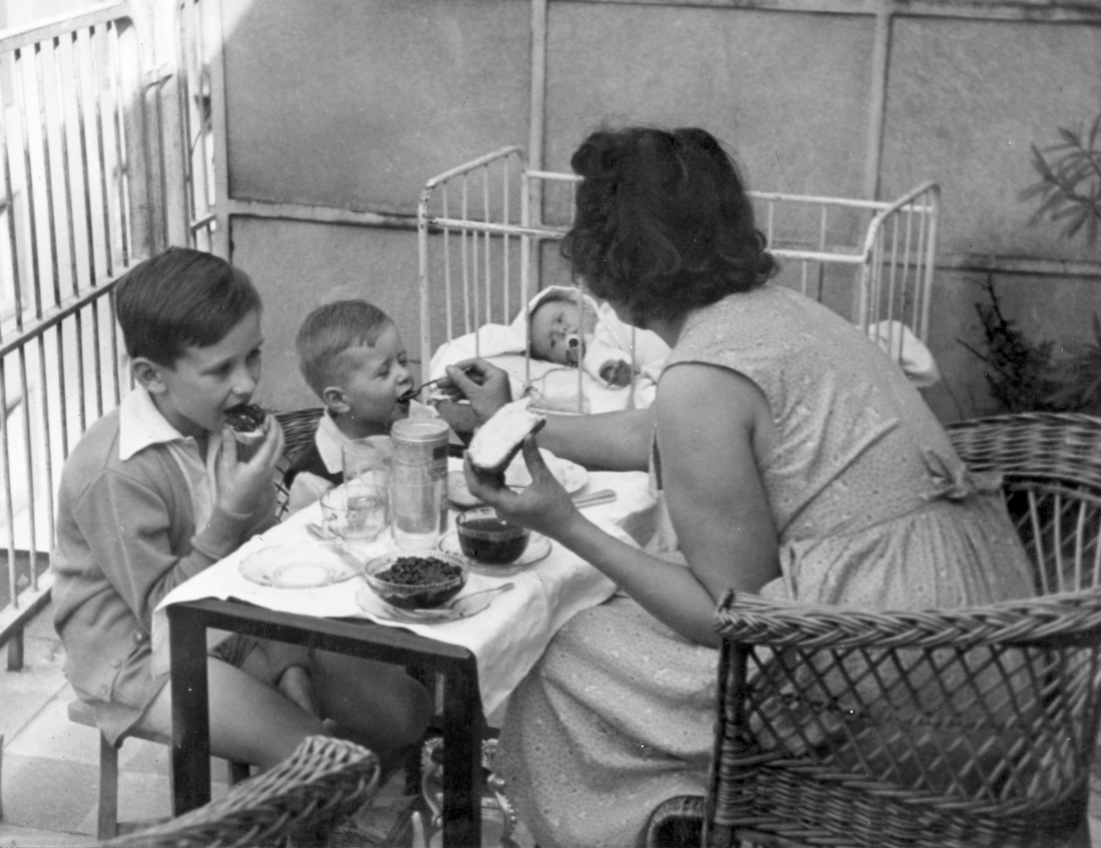 Hungary, Budapest V., Galamb utca 5., 1956, Vojnich Pál, family, wicker chair, balcony, kids beds, breakfast, Budapest, Fortepan #116625