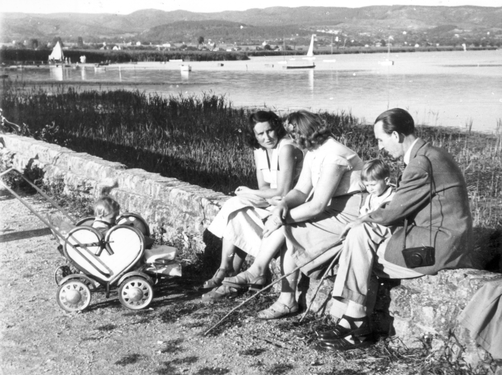 Hungary,Lake Balaton, Keszthely, Balaton-part., 1956, Vojnich Pál, sailboat, family, baby carriage, landscape, camera, shore, reed, Fortepan #116629