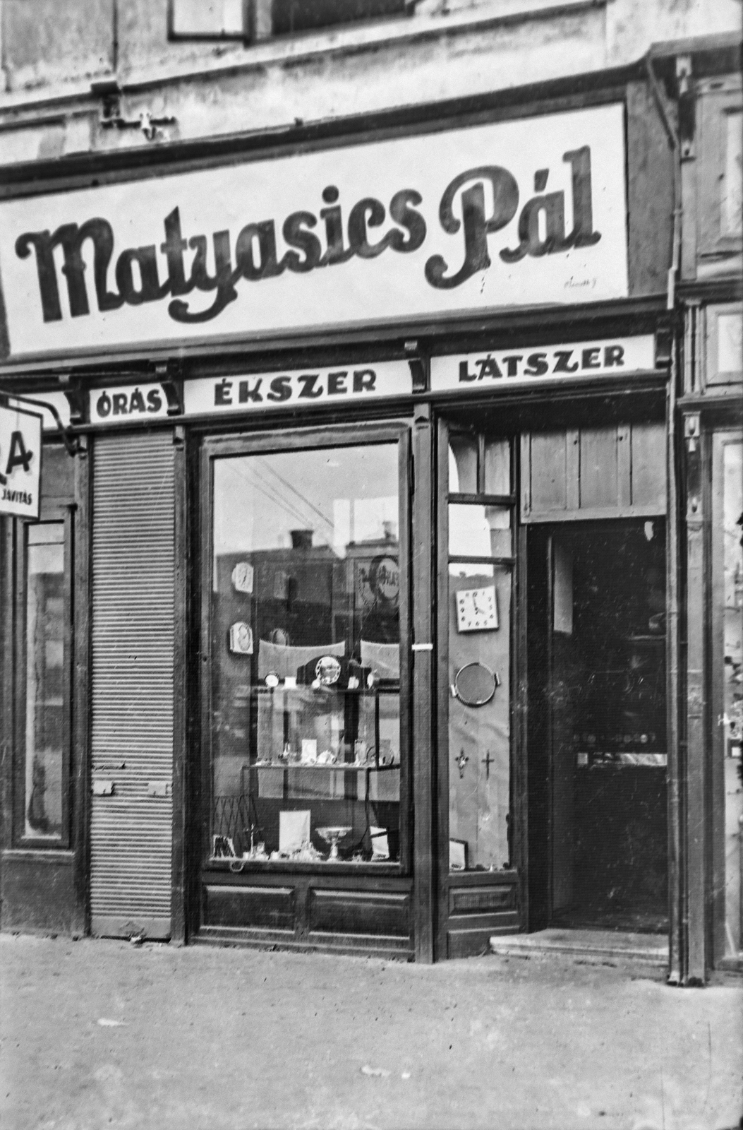 Hungary, Nagykanizsa, 1938, Zirig Árpád, clockmaker, store display, optician, jewelry, Show window, Fortepan #116645