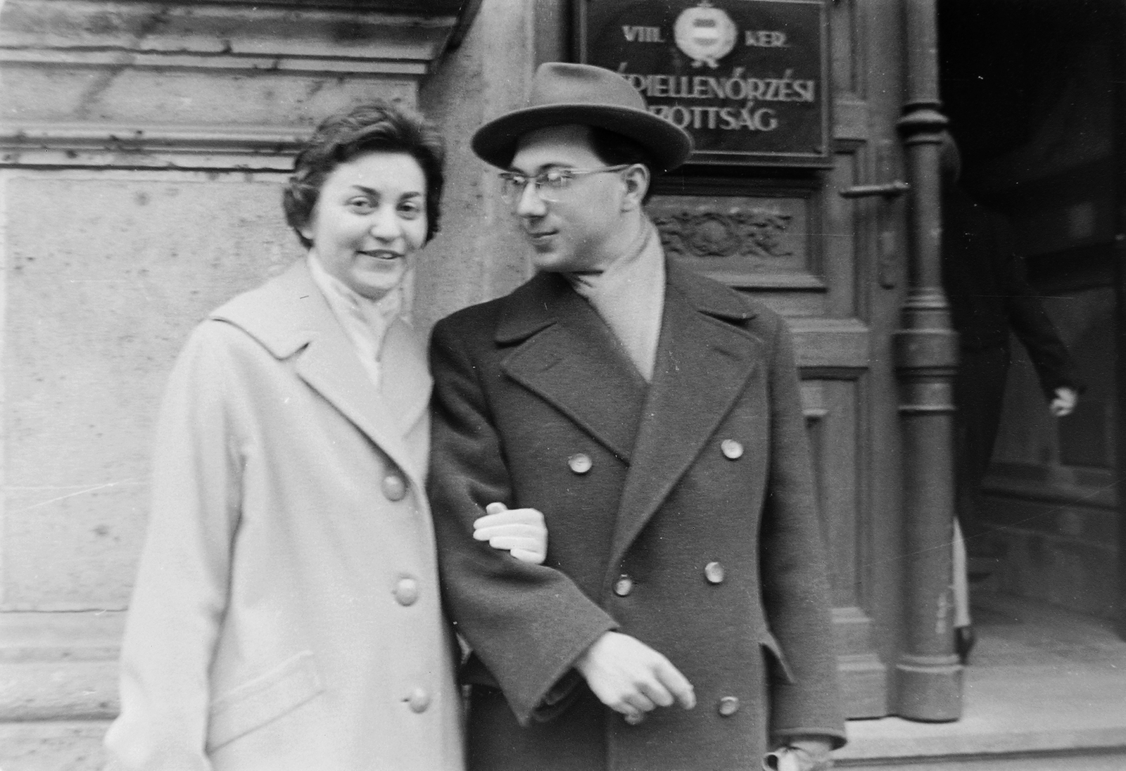 Hungary, Budapest VIII., Baross utca 63-67., a felvétel a Kerületi Tanács (később Polgármesteri Hivatal) kapujában készült., 1960, Fortepan, portrait, sign-board, Budapest, Fortepan #11665