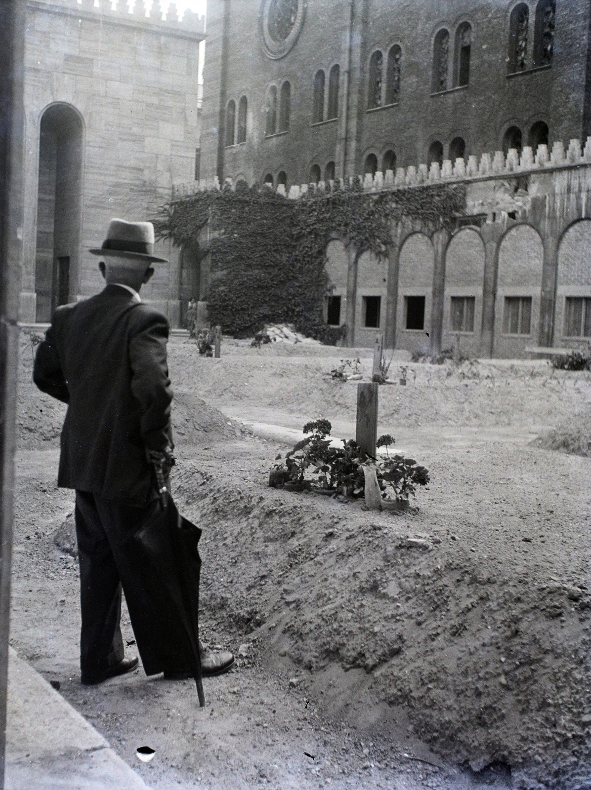 Hungary, Budapest VII., a Dohány utcai zsinagóga udvara., 1945, Fortepan/Album011, Herbst Imre, holocaust, judaism, Budapest, fascism, synagogue, Fortepan #116650