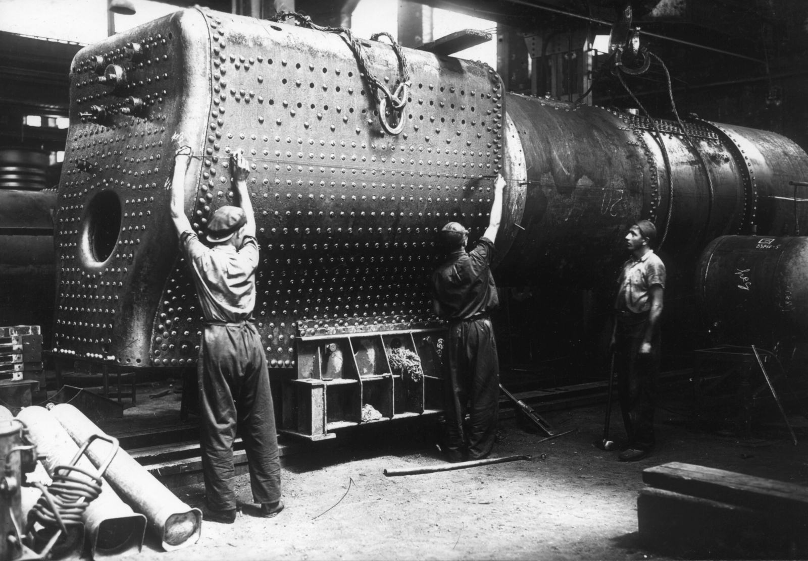 Hungary, Budapest VIII., MÁVAG Mozdony- és Gépgyár, üzemcsarnok, a MÁVAG 136-os szerkezetszámú Egyiptom részére készülő gőzmozdonyok gyártása., 1951, Falk György, Budapest, worker, steam locomotive, boiler, riveted steel, Fortepan #116708
