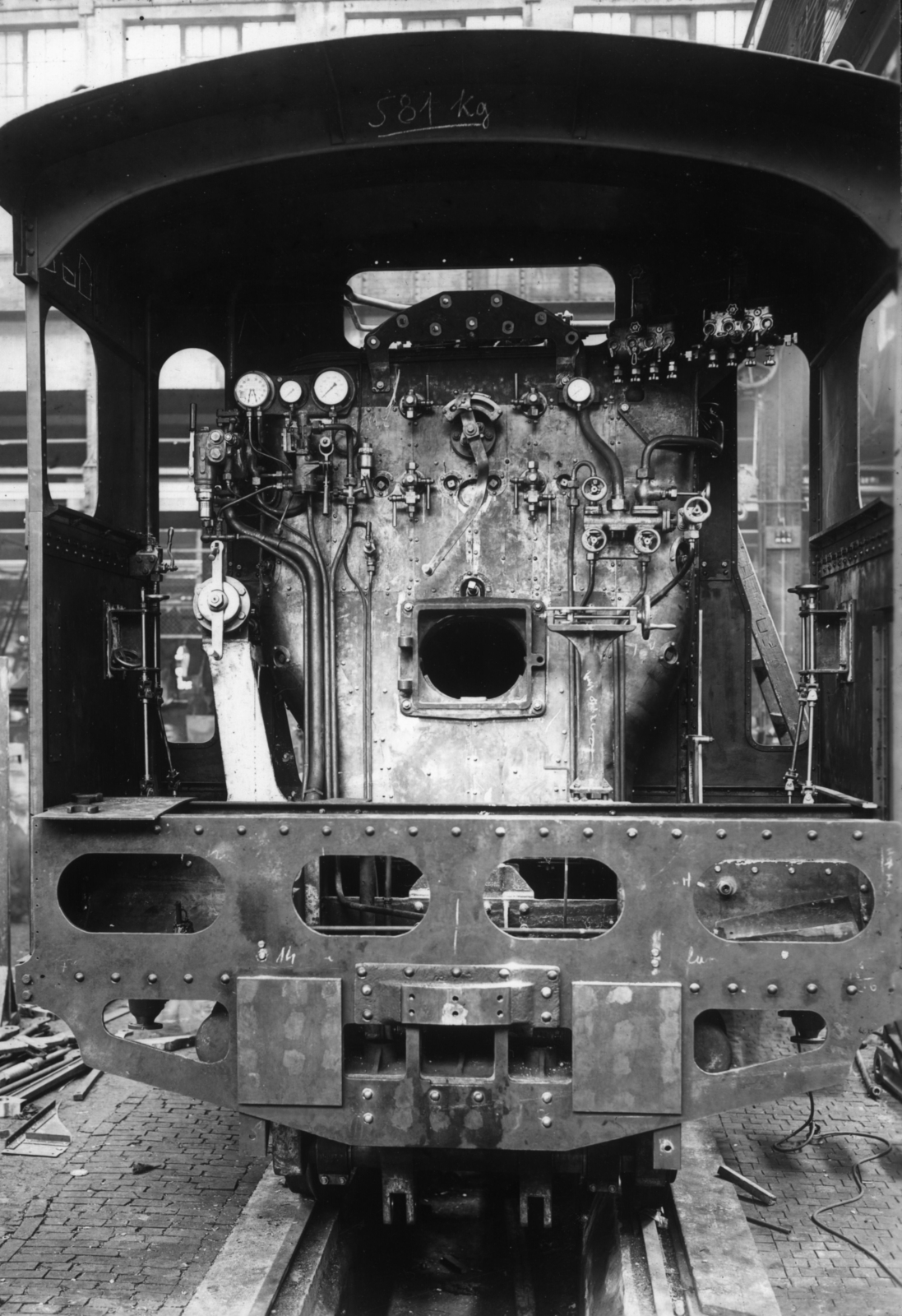 Magyarország, Budapest VIII., MÁVAG Mozdony- és Gépgyár, üzemcsarnok, a MÁVAG 136-os szerkezetszámú Egyiptom részére készülő gőzmozdonyok gyártása., 1951, Falk György, Budapest, gőzmozdony, kazán, Fortepan #116715