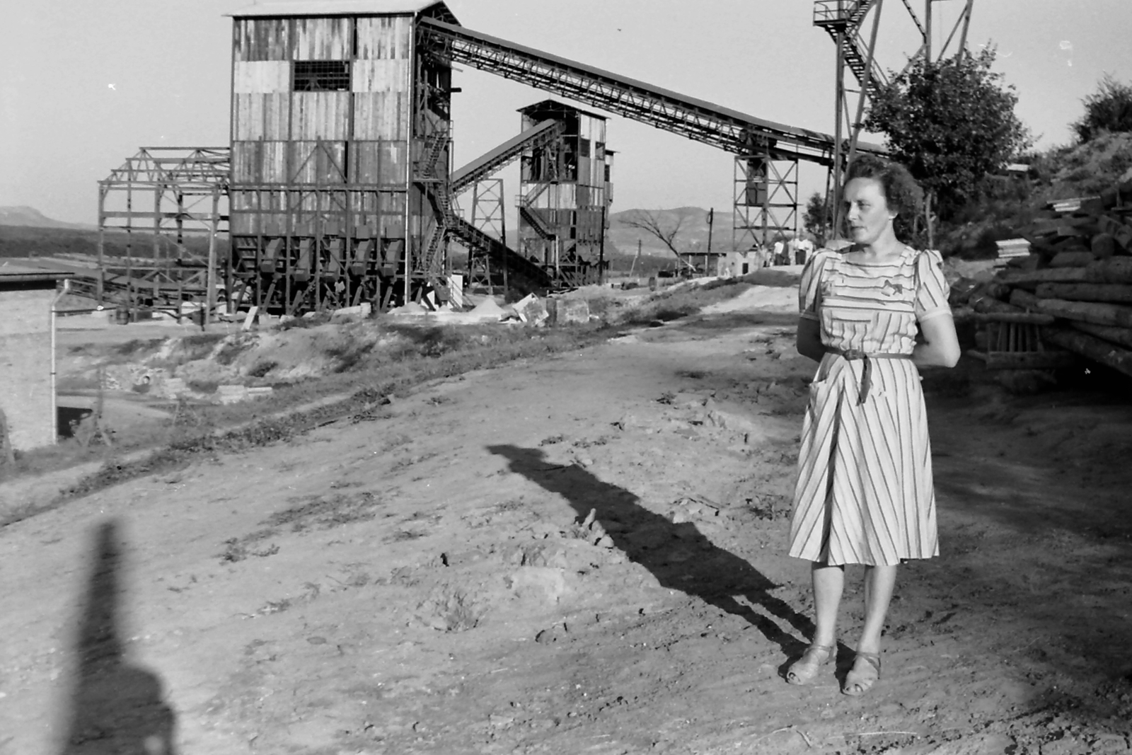 Hungary, Uzsa, (ekkor Lesenceistvánd településrésze), bazaltbánya, háttérben az osztályozómű., 1951, Jászai Sándor, shadow, hands behind the back, Fortepan #116740