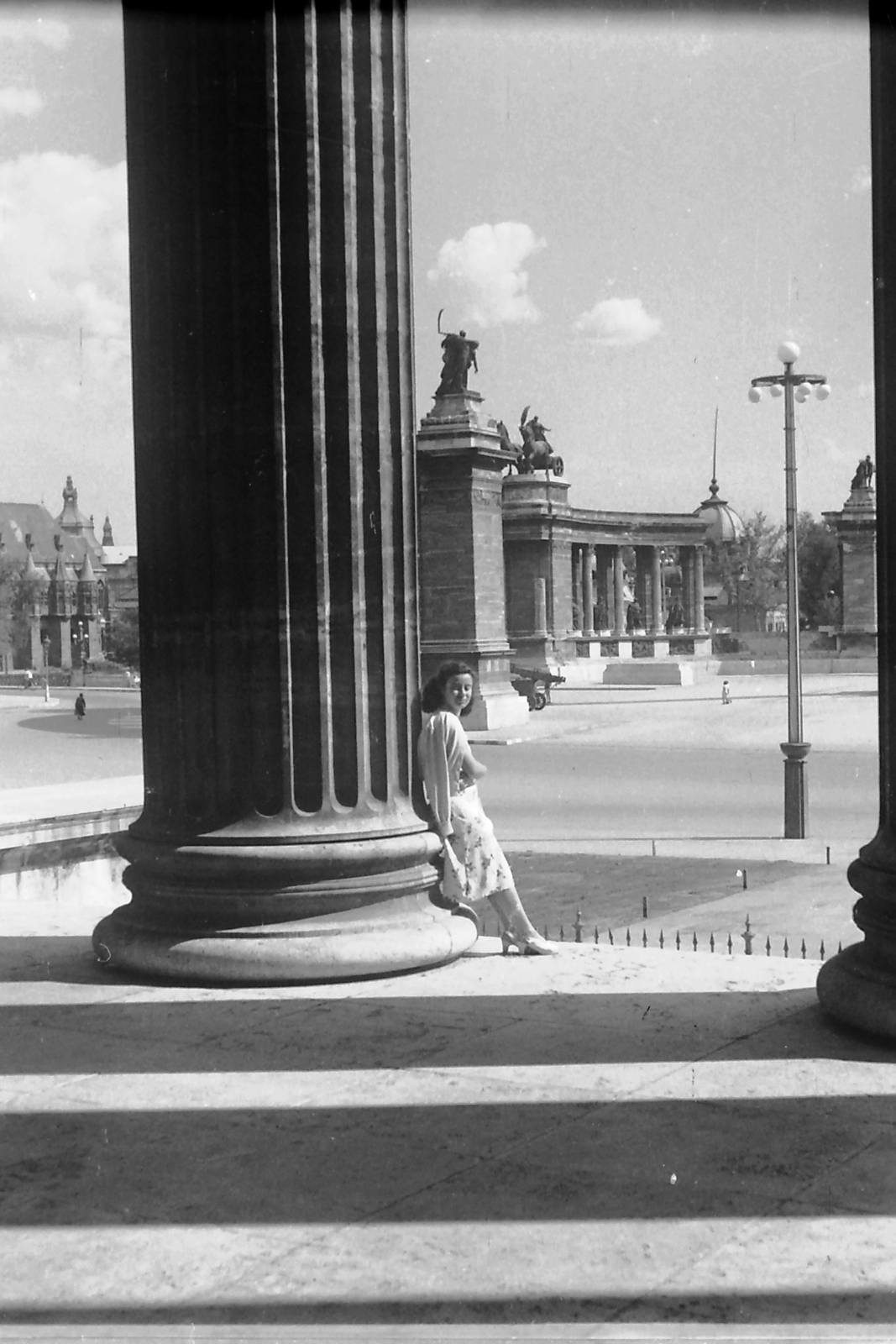 Hungary, Budapest XIV., Hősök tere, Millenniumi emlékmű a Szépművészeti Múzeum oszlopsorától nézve., 1949, Jászai Sándor, Budapest, lady, pillar, monument, Fortepan #116741