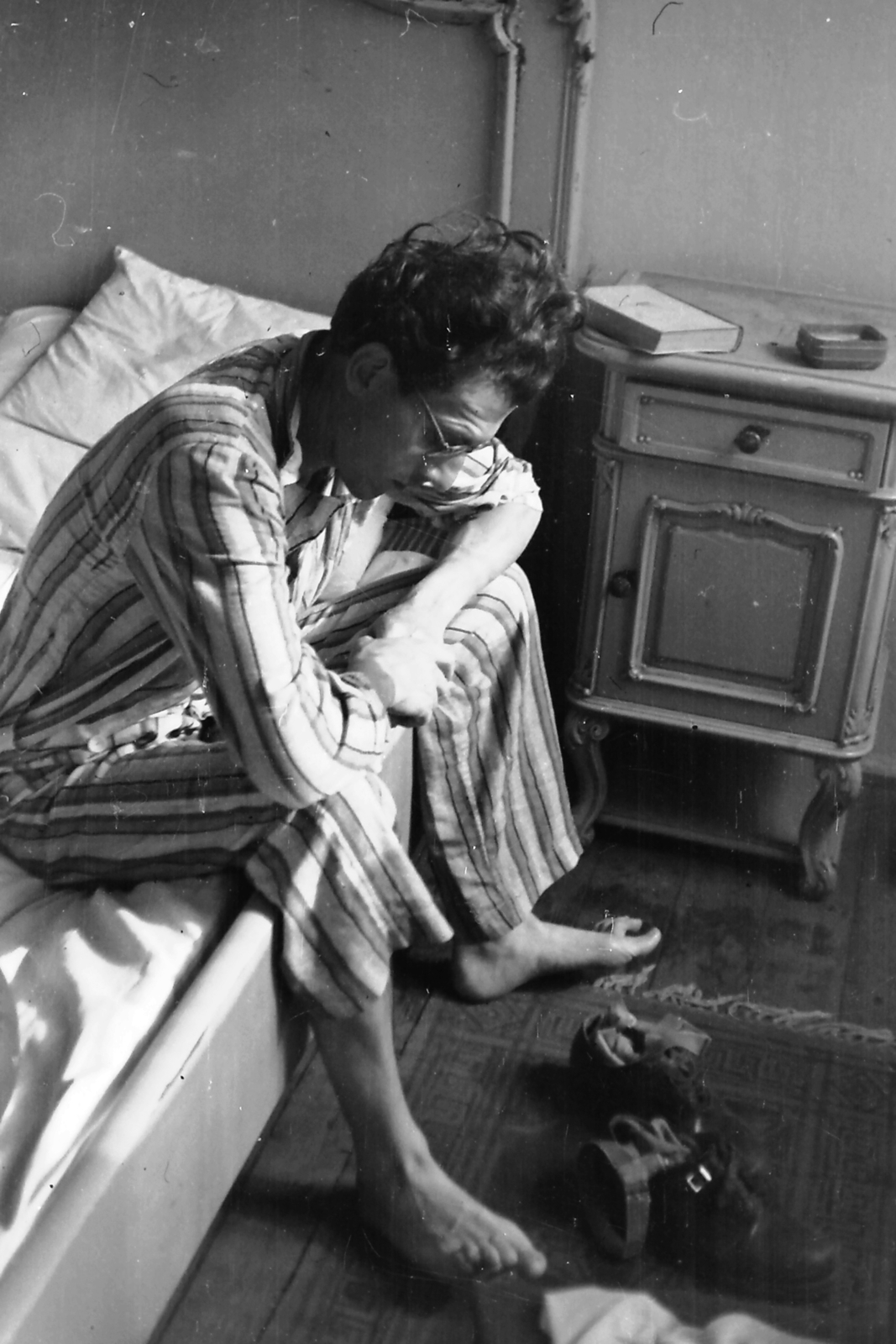 1952, Jászai Sándor, man, sitting, book, barefoot, shoe, glasses, badside table, nightgown, bed, Fortepan #116758