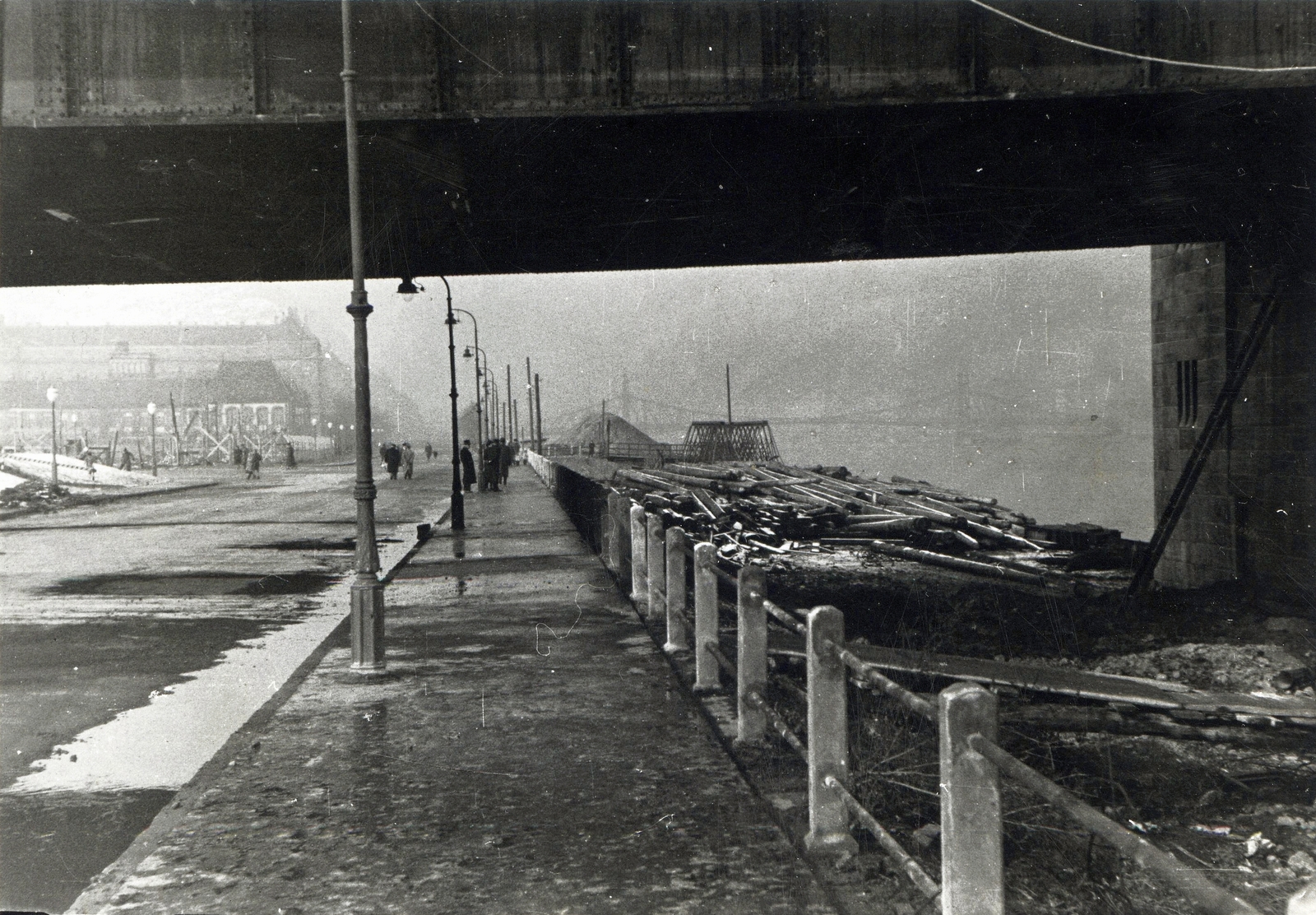Hungary, Budapest XI., Petőfi híd budai hídfő, szemben a Műegyetem rakpart., 1950, Horváth Márton, Budapest, railing, wharf, Fortepan #116776
