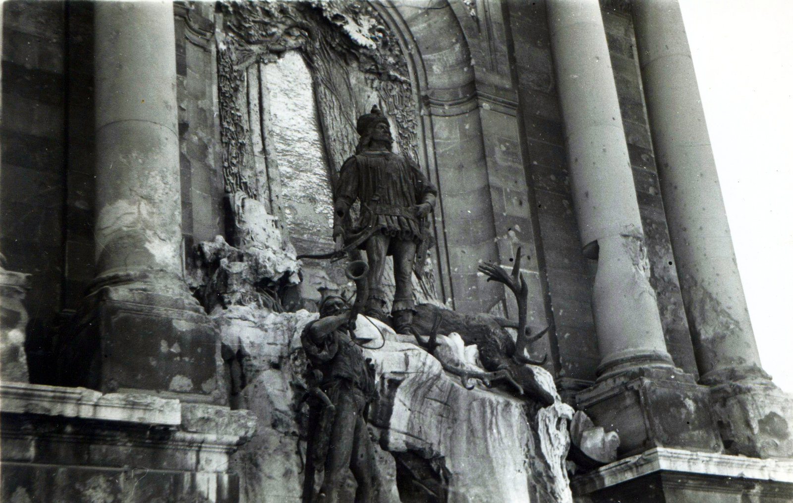 Magyarország, budai Vár, Budapest I., a Királyi Palota (később Budavári Palota) Hunyadi udvara, Mátyás király kút., 1950, Horváth Márton, Budapest, Mátyás király ábrázolás, szoborcsoport, Fortepan #116781