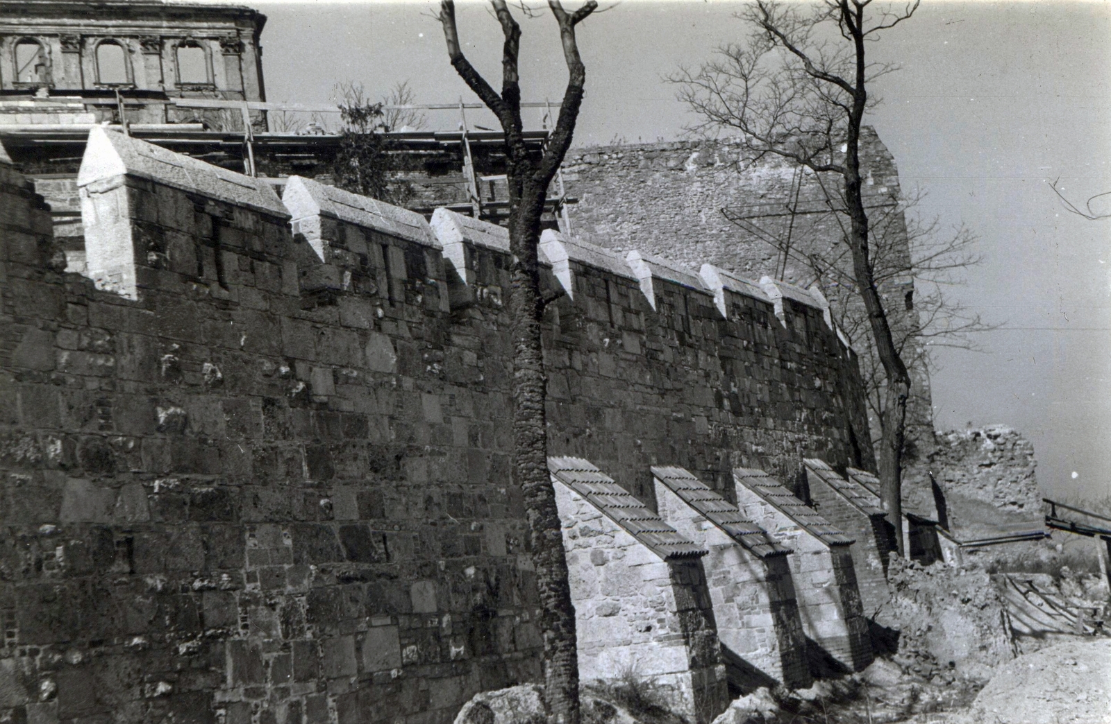 Magyarország, budai Vár, Budapest I., várfalak a keleti felvezető útnál a Déli nagy rondella kaputornya és a déli kortinafal között., 1950, Horváth Márton, Budapest, várfal, Fortepan #116783