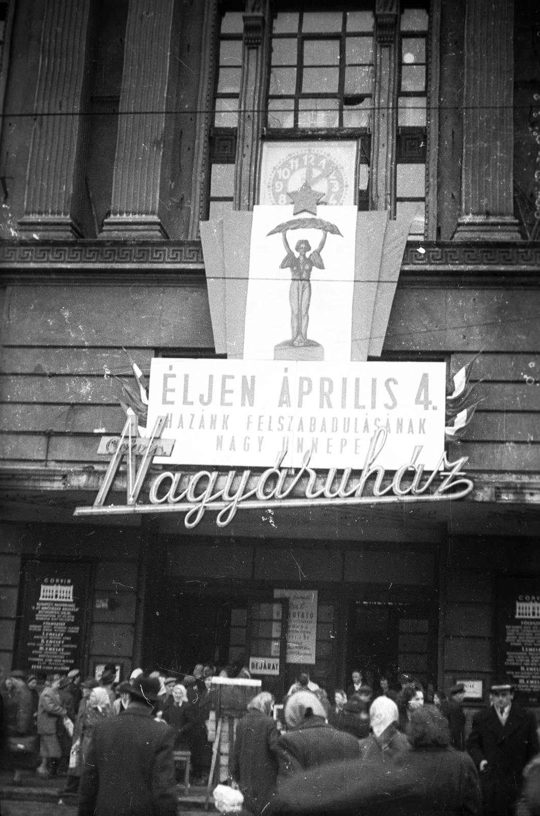 Hungary, Budapest VIII., Blaha Lujza tér, Corvin Áruház., 1958, FSZEK Budapest Gyűjtemény / Sándor György, Sándor György, April 4 celebration, Corvin Store, Budapest, department store, Zoltán Reiss-design, political decoration, public clock, Fortepan #116801