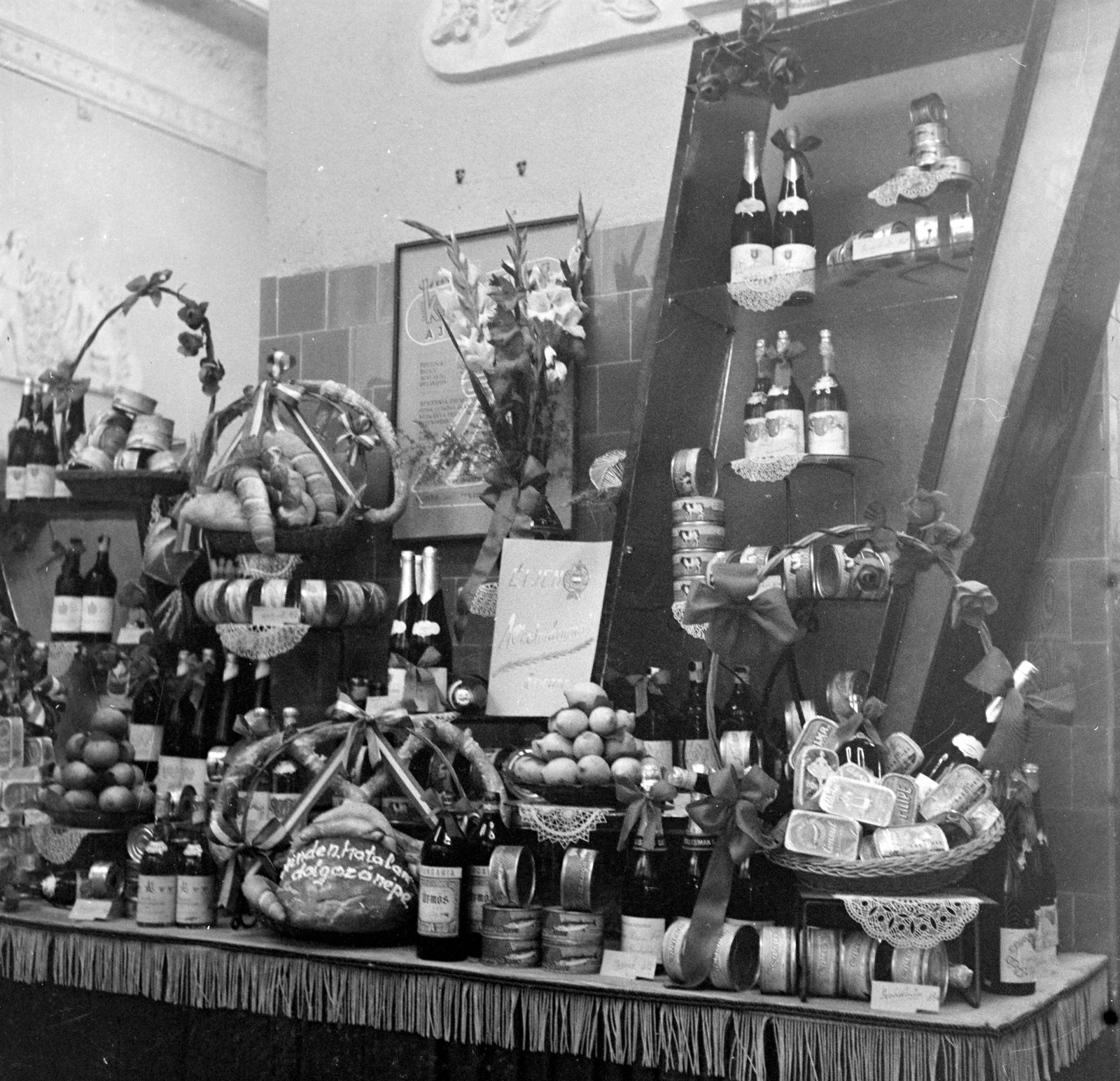 1958, FSZEK Budapest Gyűjtemény / Sándor György, Sándor György, politics, food, basket, slogan, tin can, display, Fortepan #116819