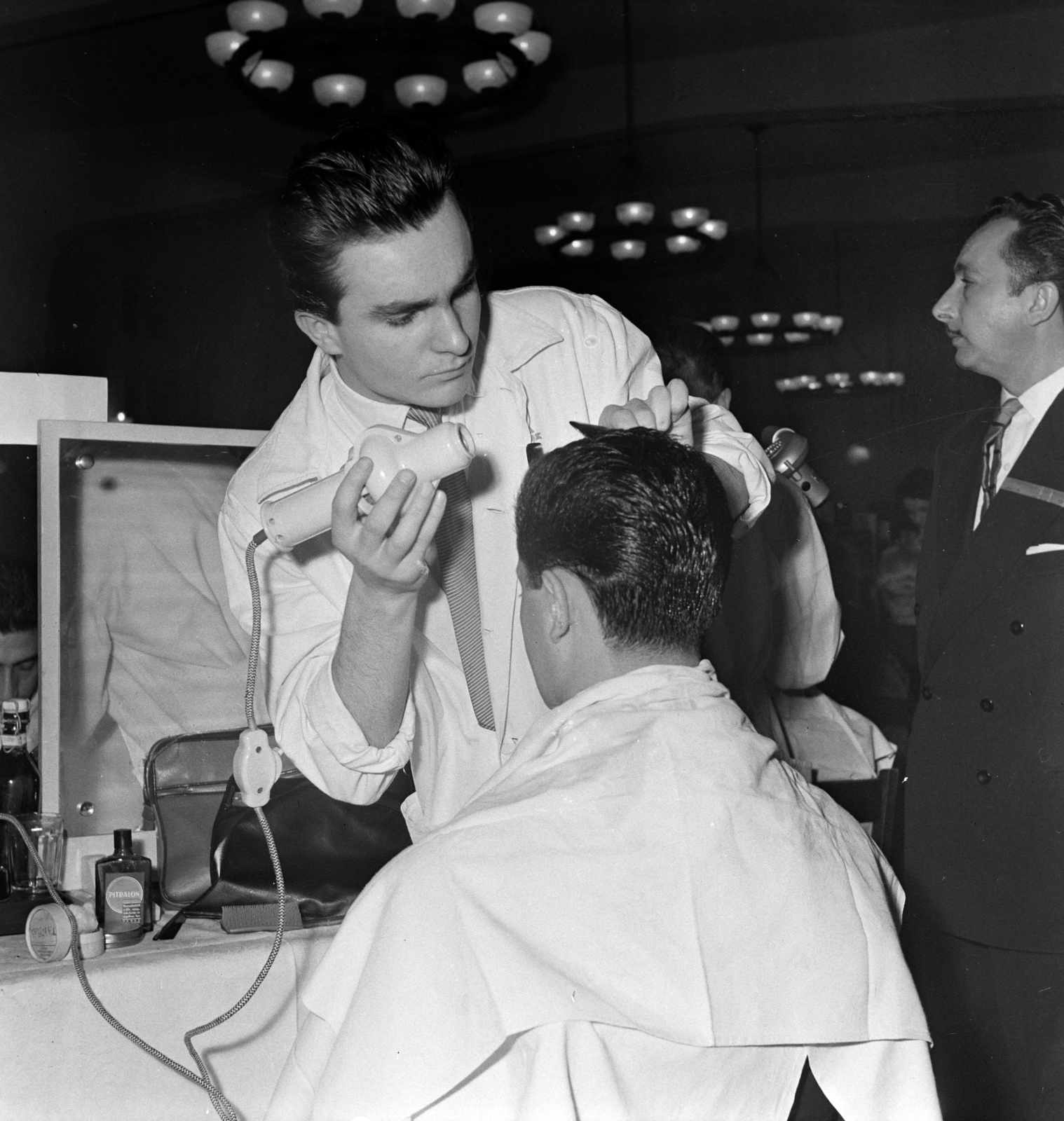 Magyarország, Budapest VIII., ifjúsági fodrászverseny a Május 1 Ruhagyár kultúrtermében 1959. január 11-én., 1959, FSZEK Budapest Gyűjtemény / Sándor György, Sándor György, hajszárító, Budapest, fodrász, Fortepan #116823