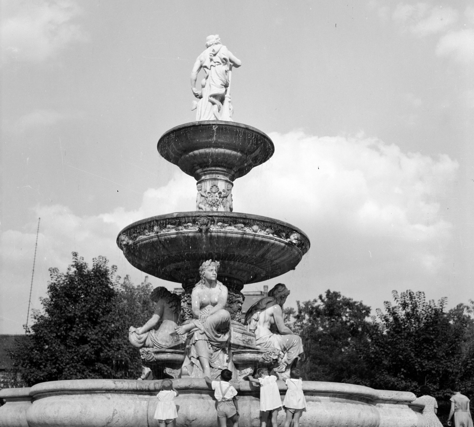Hungary, Budapest V., Erzsébet (Engels) tér, Danubius-kút., 1958, FSZEK Budapest Gyűjtemény / Sándor György, Sándor György, fountain, kids, Budapest, Fortepan #116826